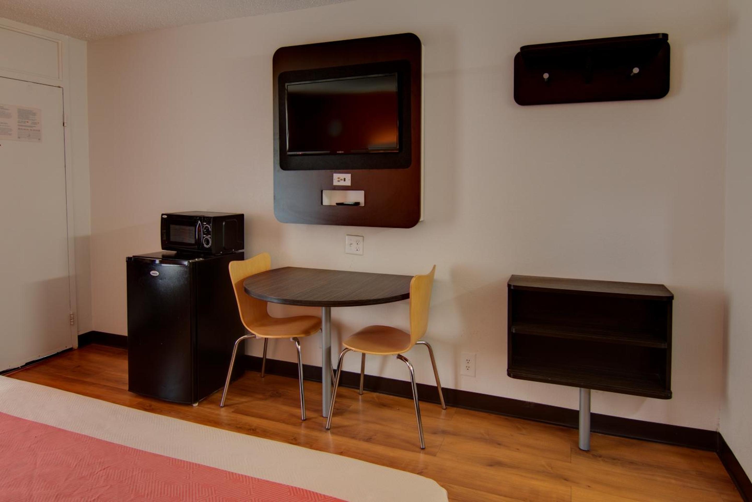 King Room - Non-Smoking - Photo 7