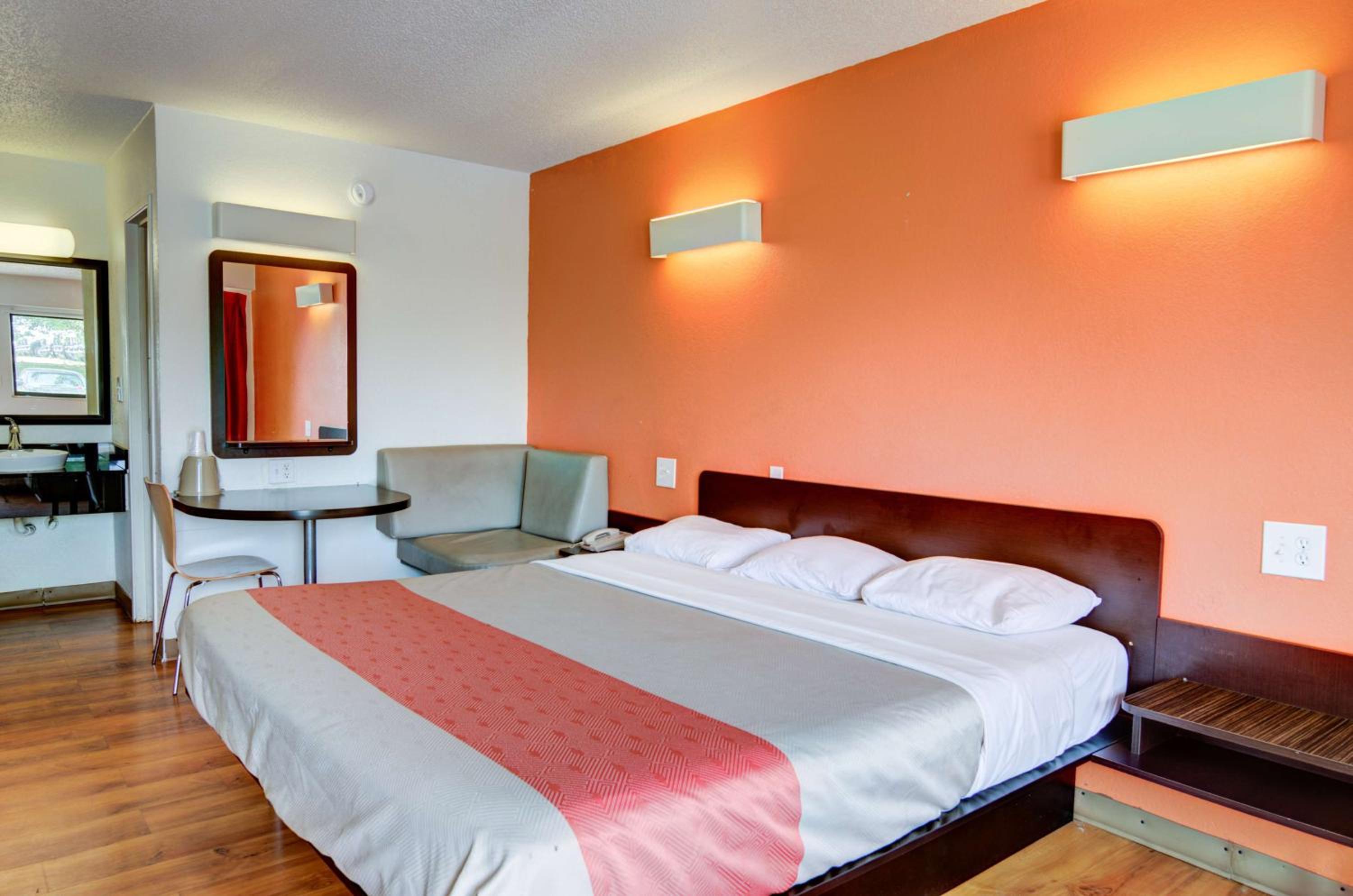 King Room - Non-Smoking - Photo 5