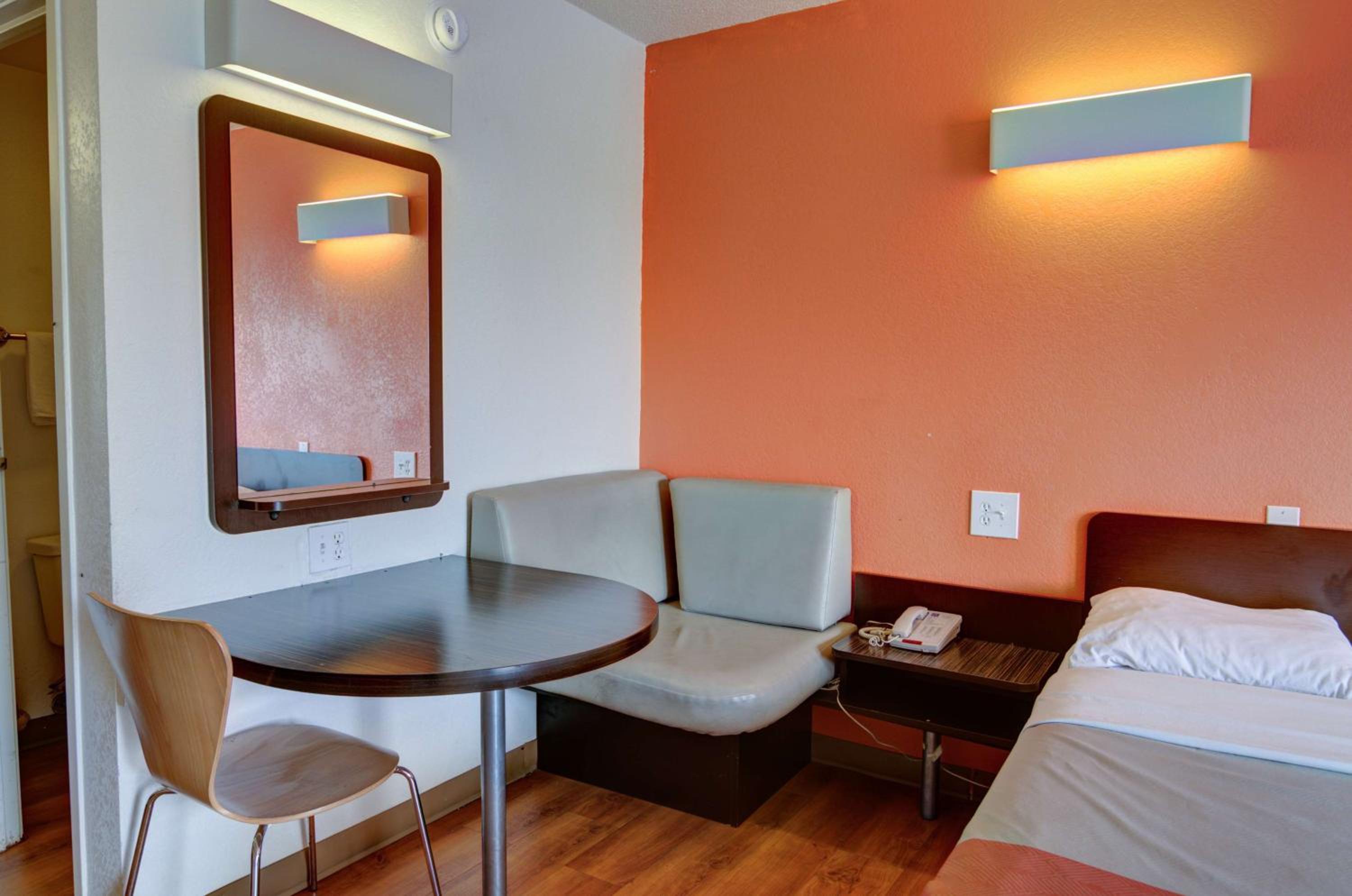 King Room - Non-Smoking - Photo 4