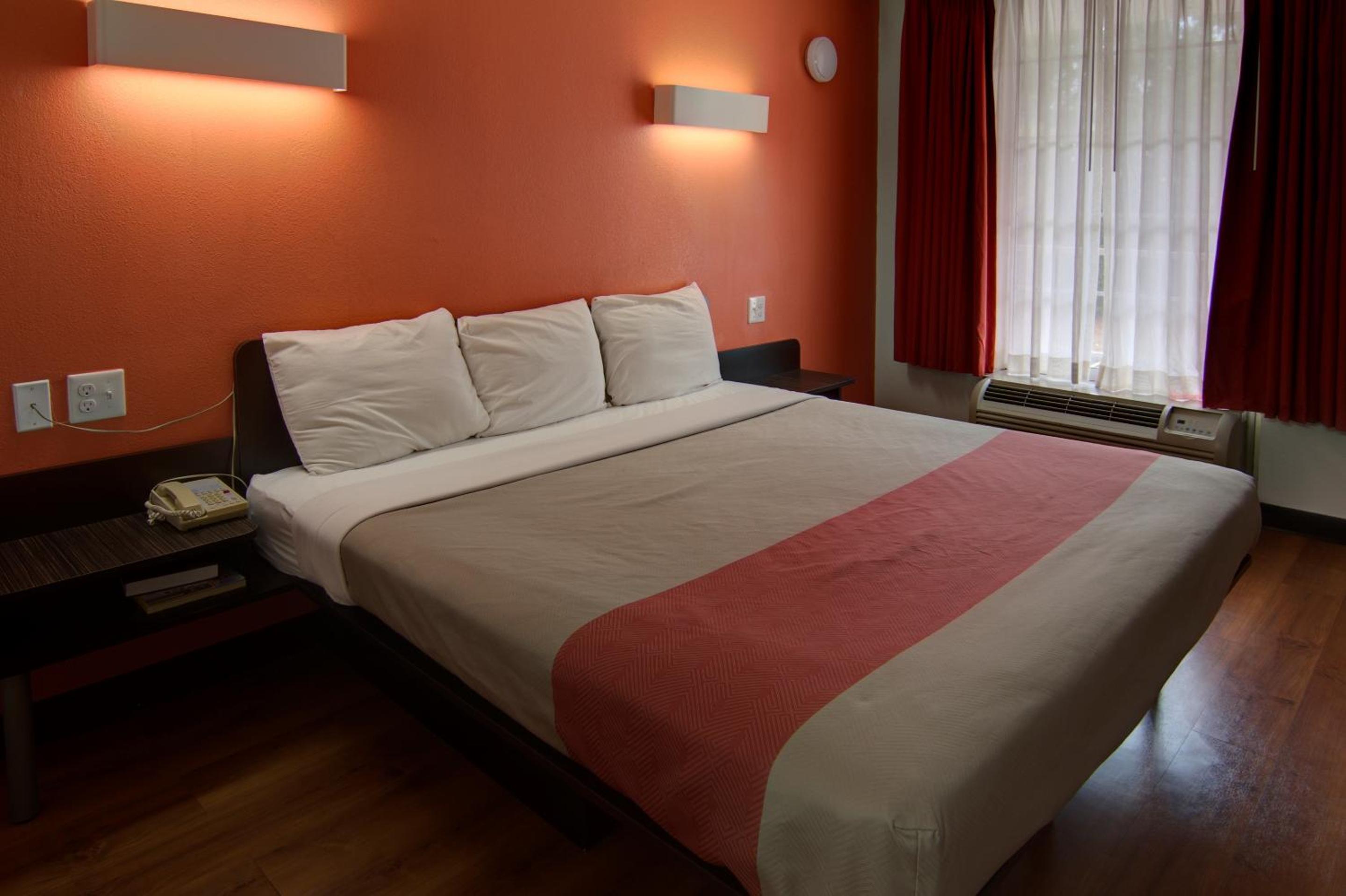 King Room - Non-Smoking - Photo 6