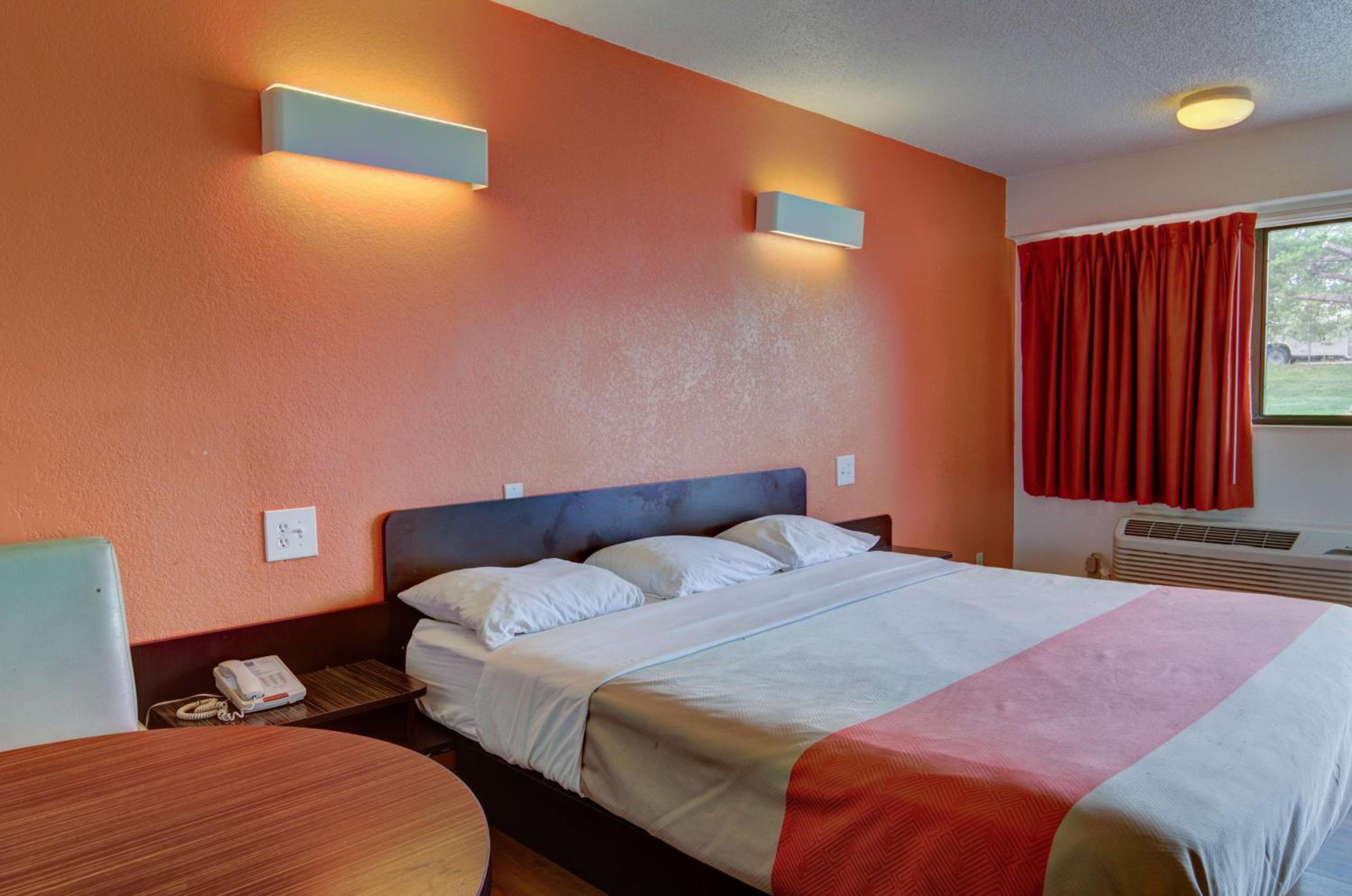 King Room - Non-Smoking - Photo 6