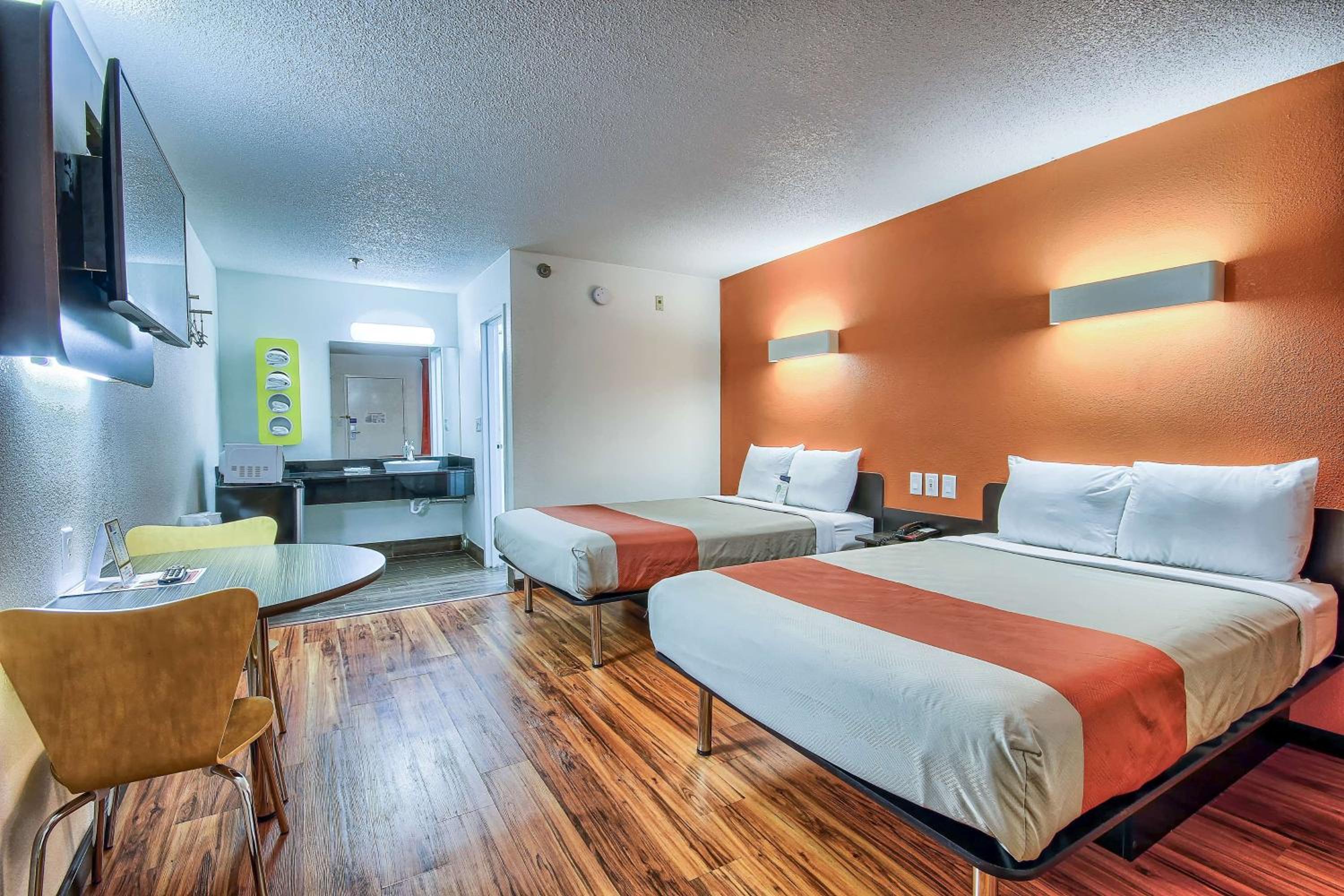 Quadruple Room - Non-Smoking - Photo 1