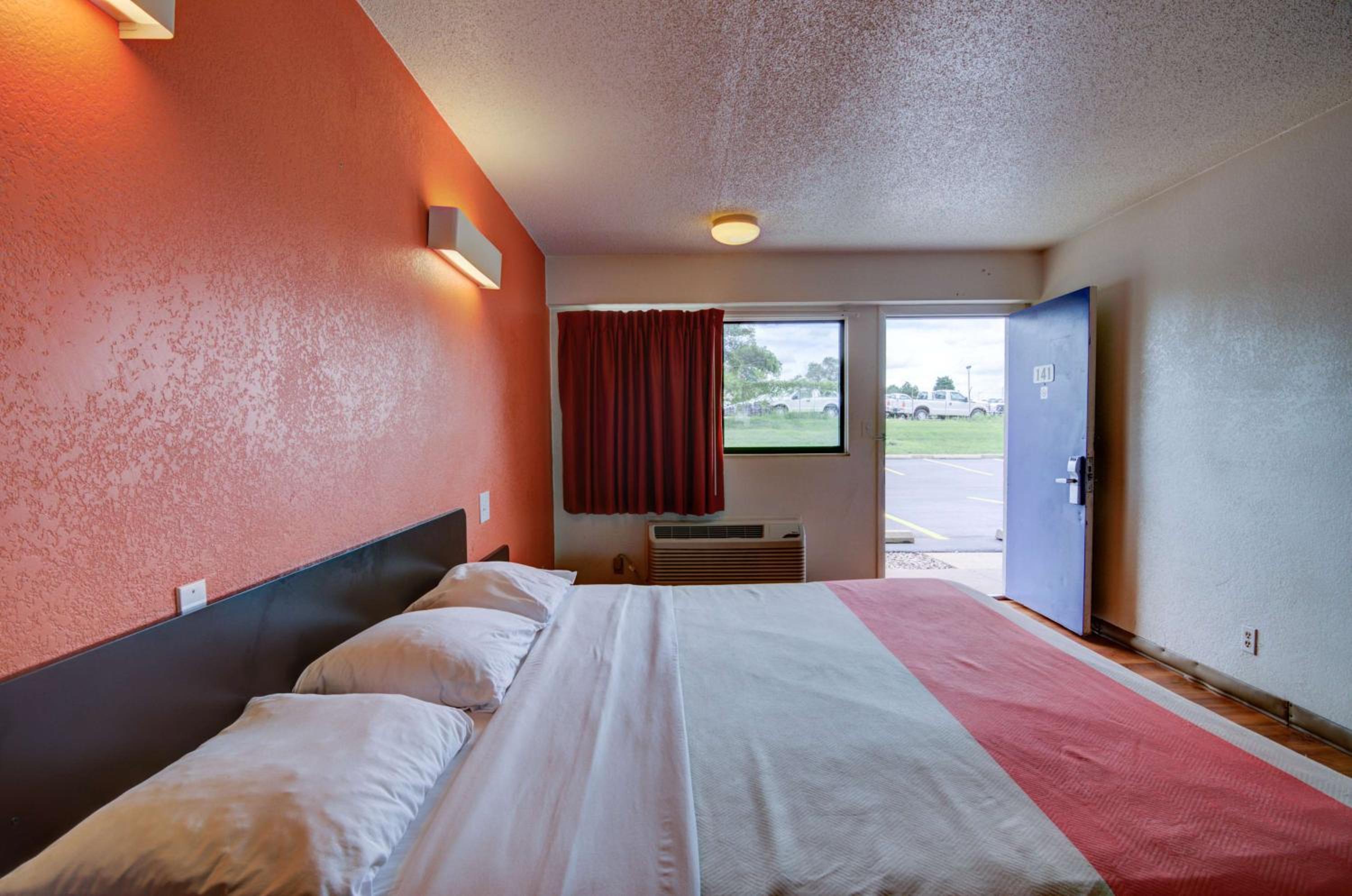 King Room - Non-Smoking - Photo 10