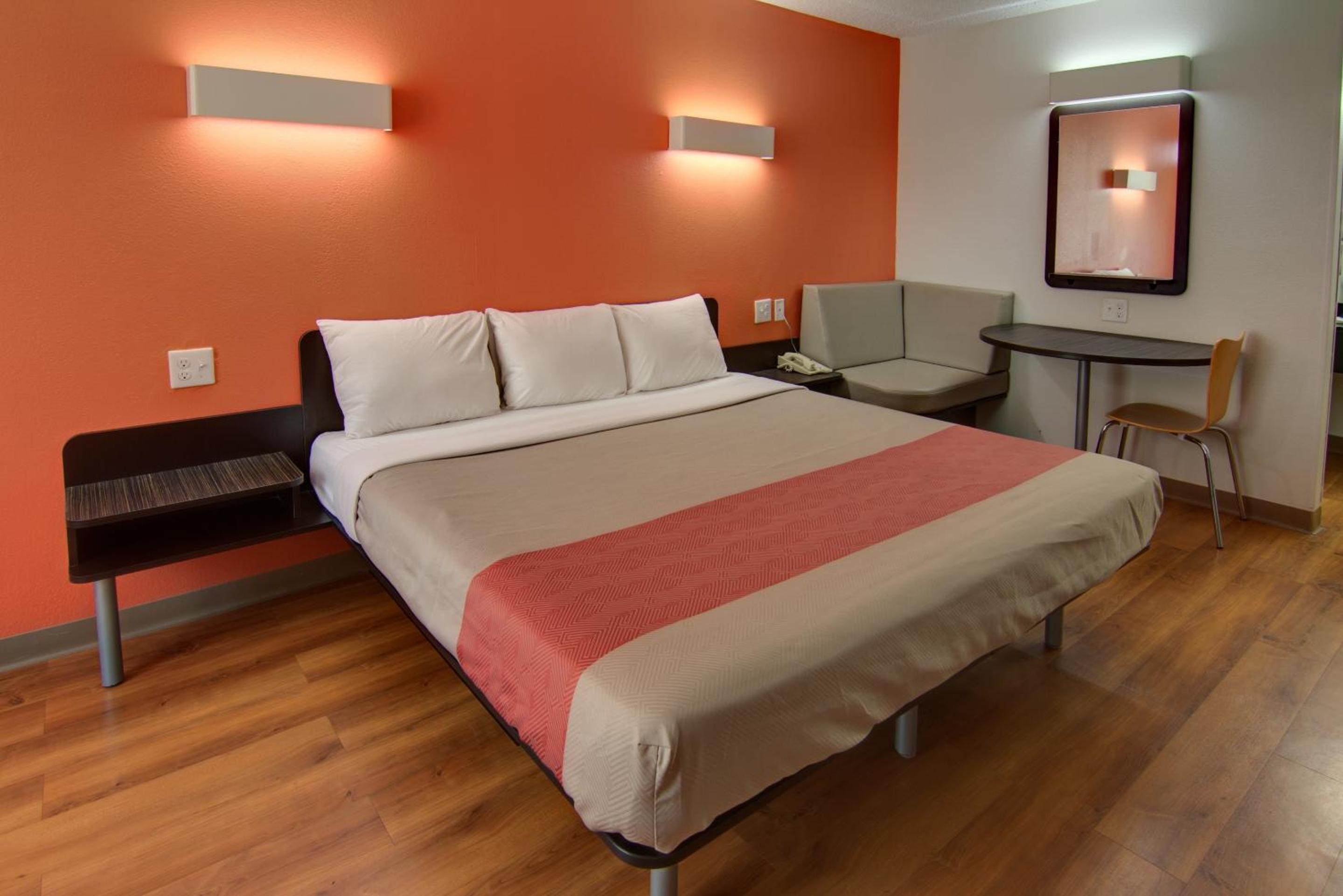 King Room - Non-Smoking - Photo 5