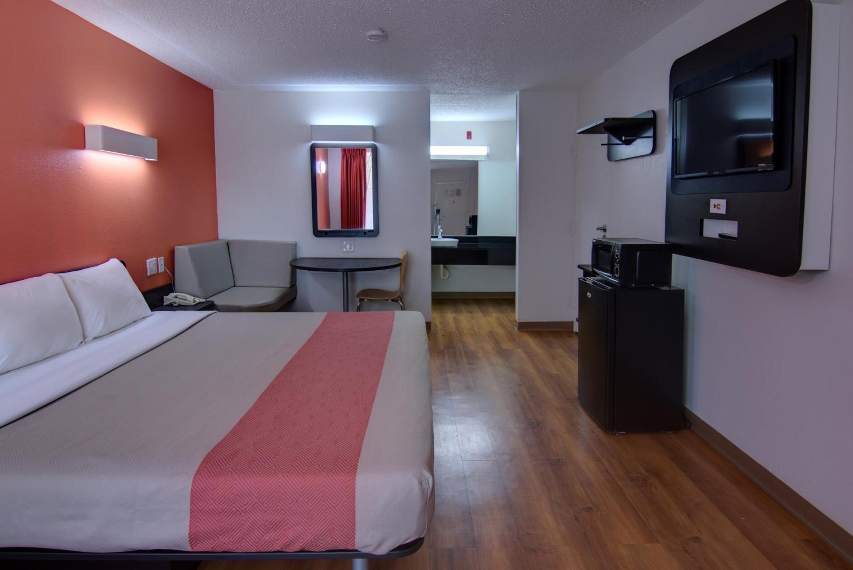 King Room - Non-Smoking - Photo 4