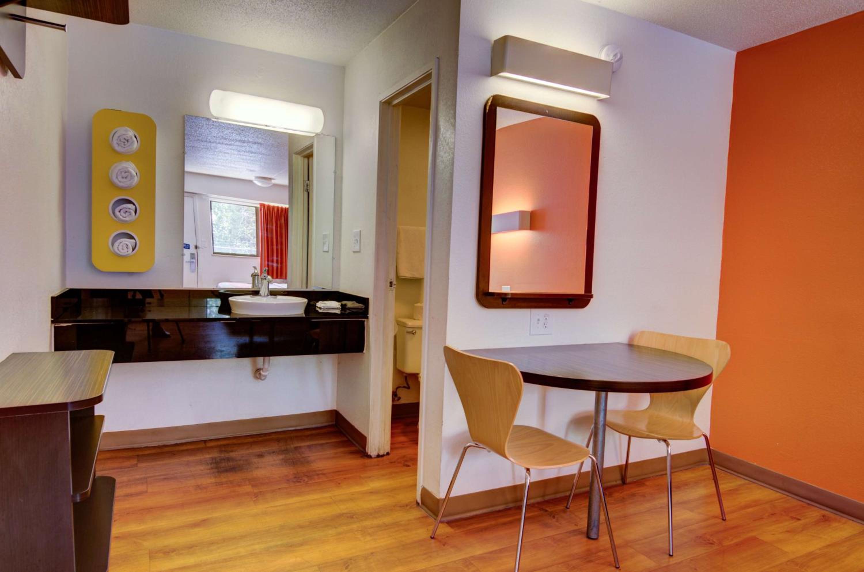 King Room - Non-Smoking - Photo 9