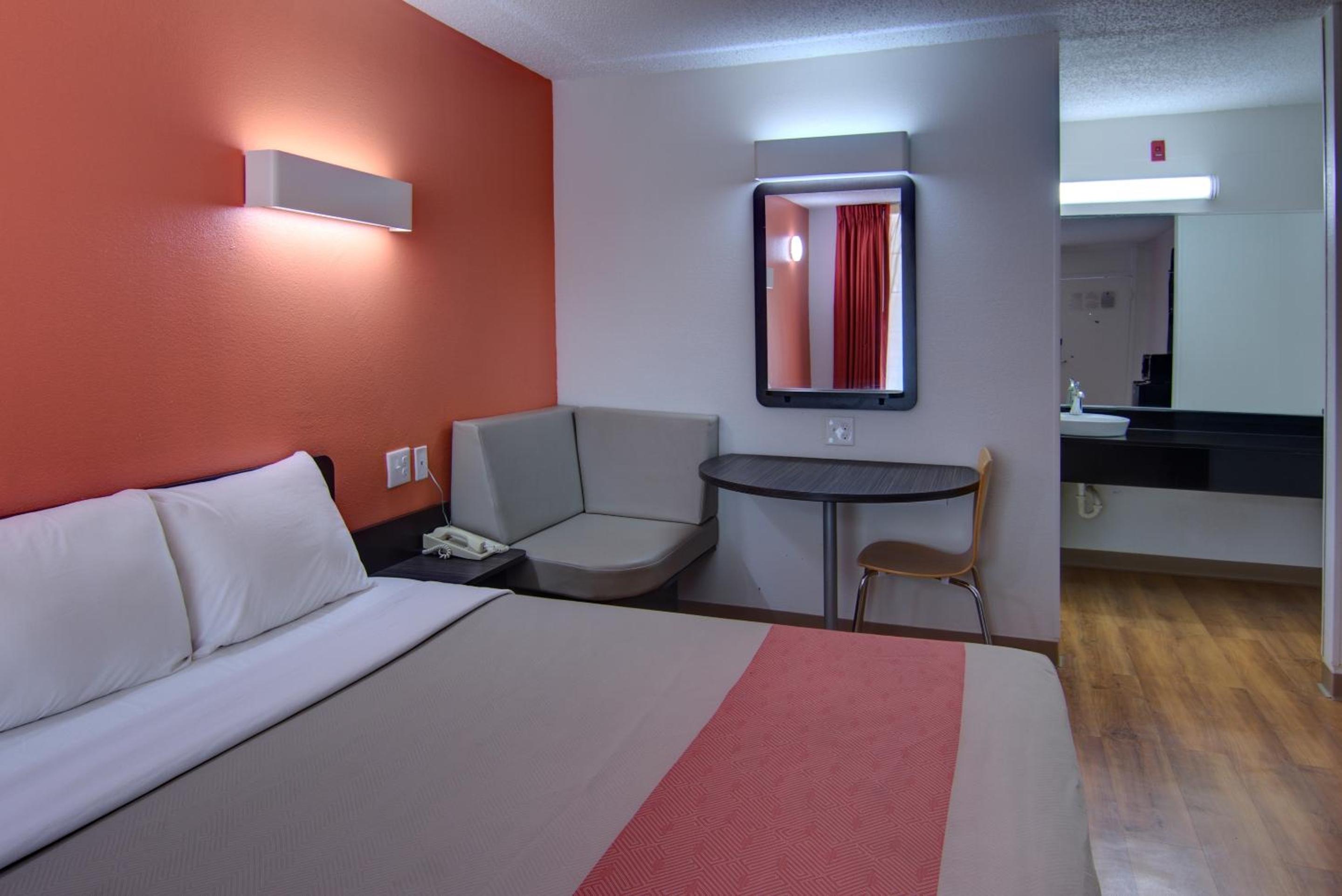 King Room - Non-Smoking - Photo 3