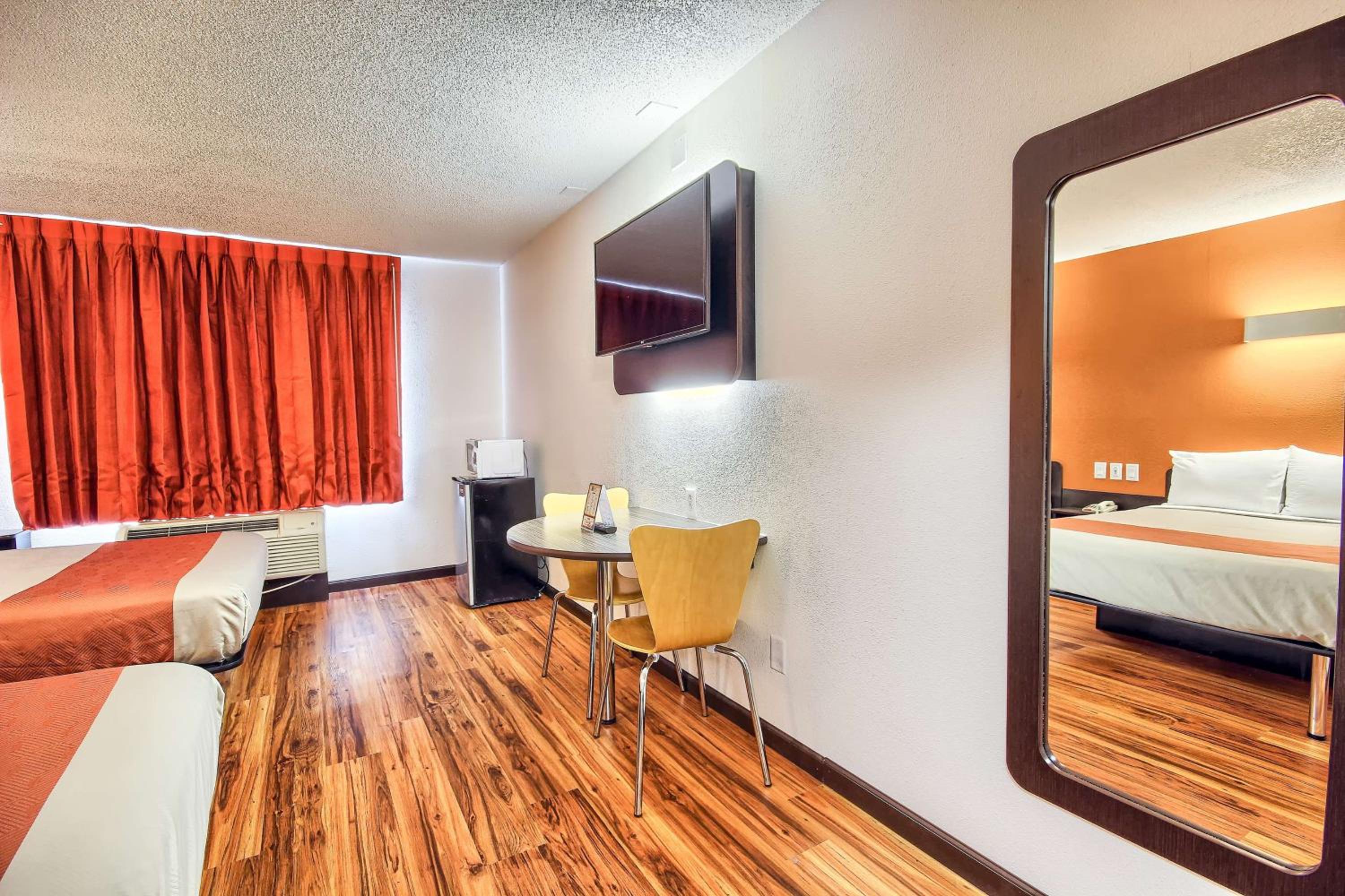 Quadruple Room - Non-Smoking - Photo 3