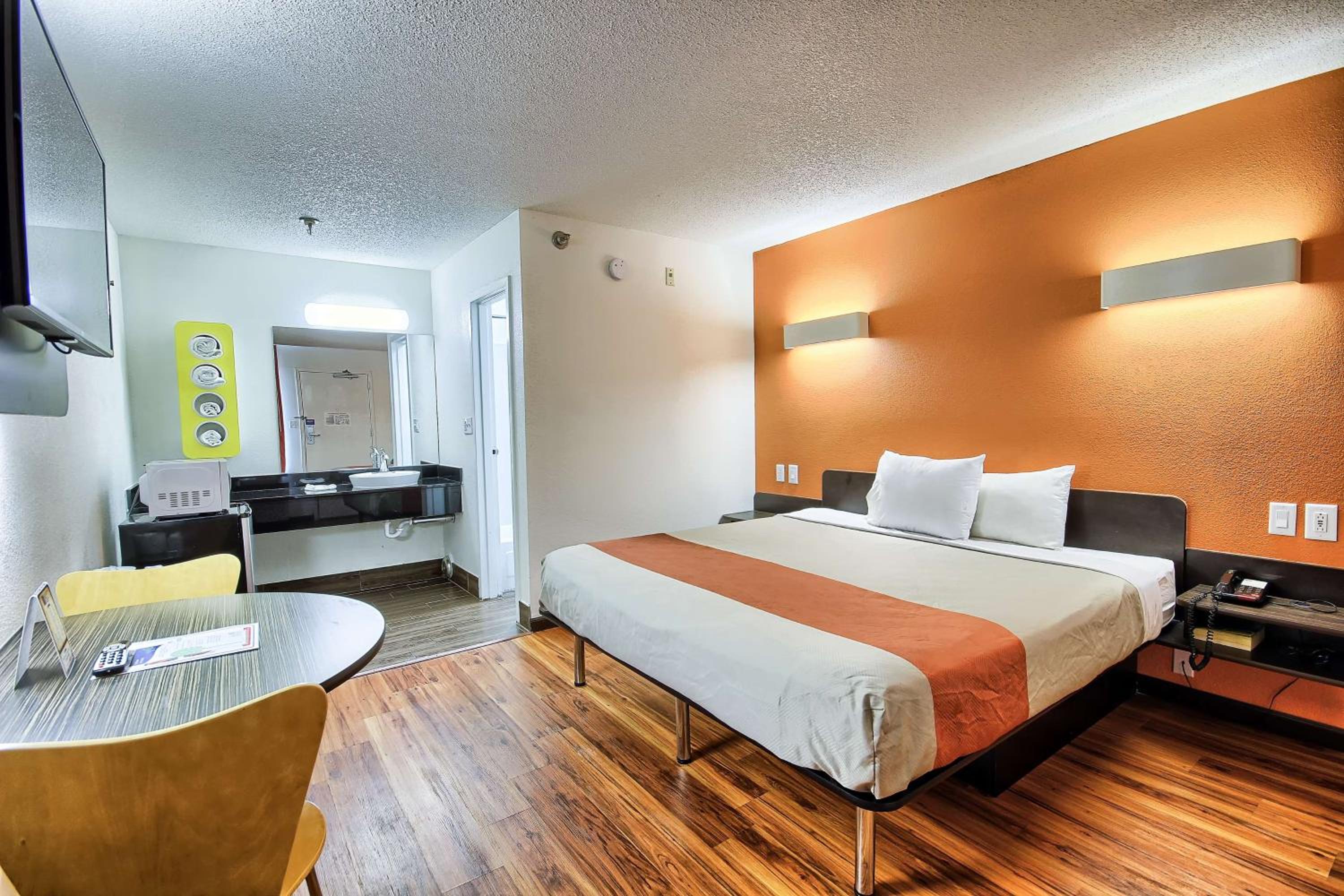 King Room - Non-Smoking - Photo 1