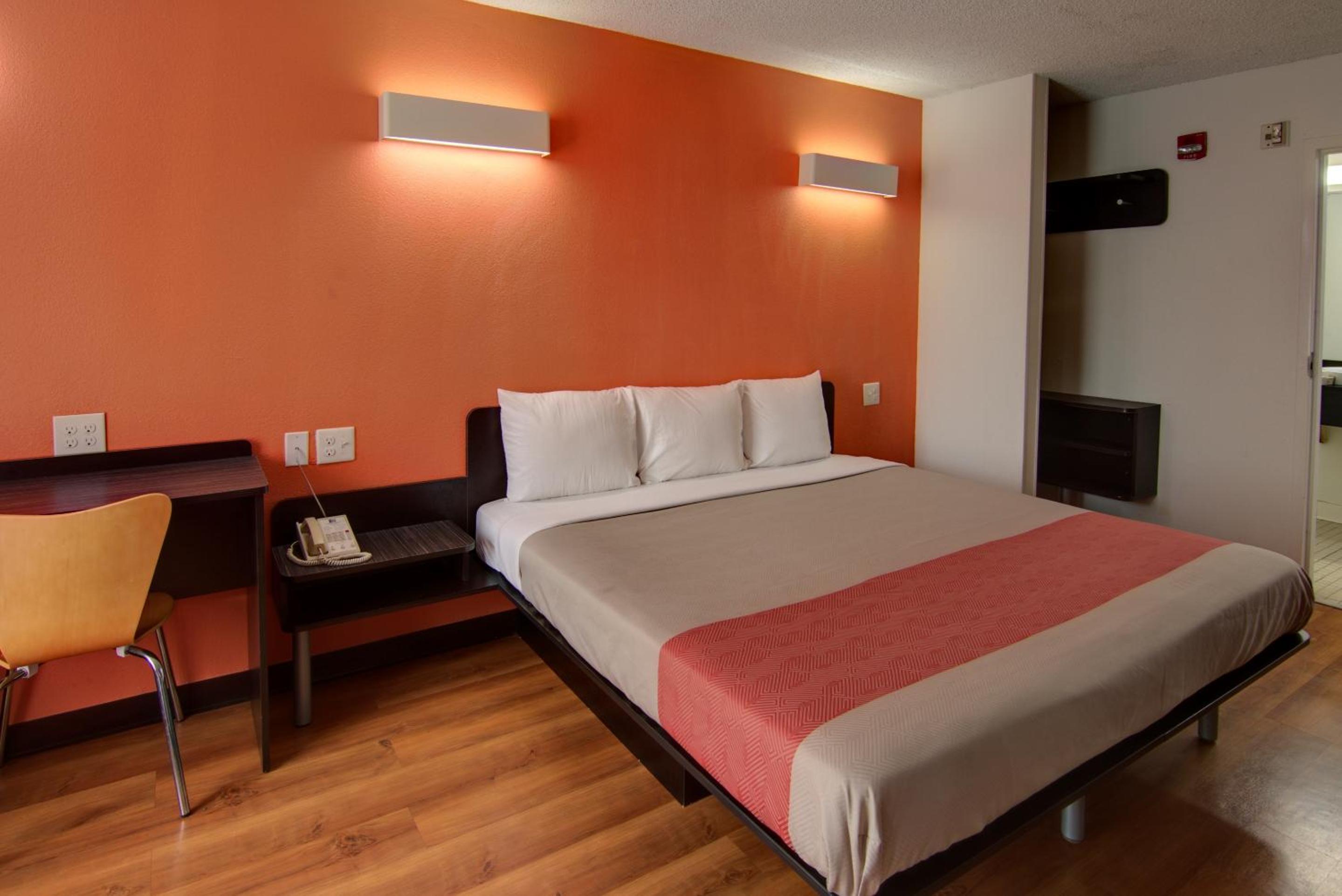 King Room - Non-Smoking - Photo 2
