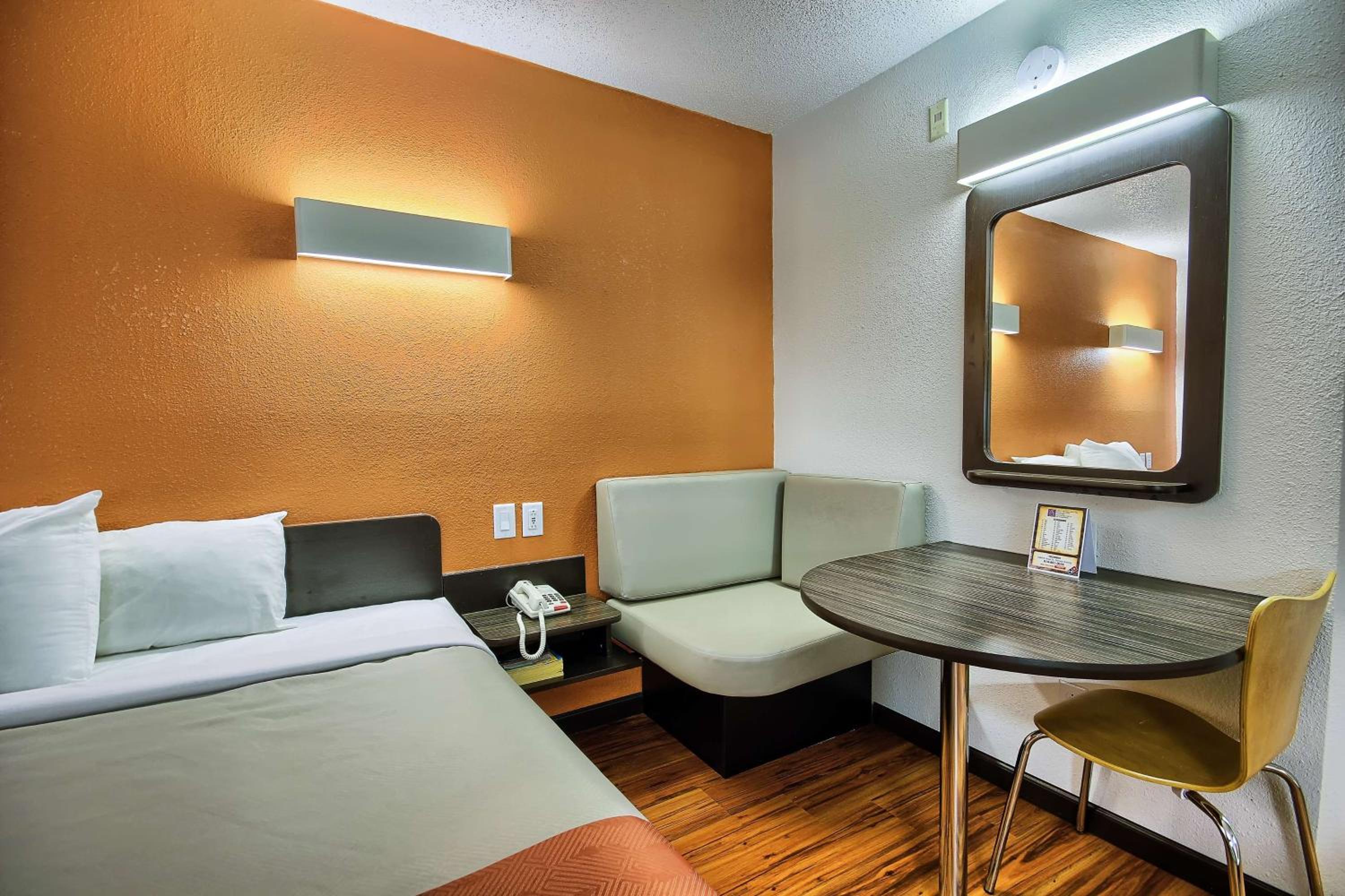 King Room - Non-Smoking - Photo 10