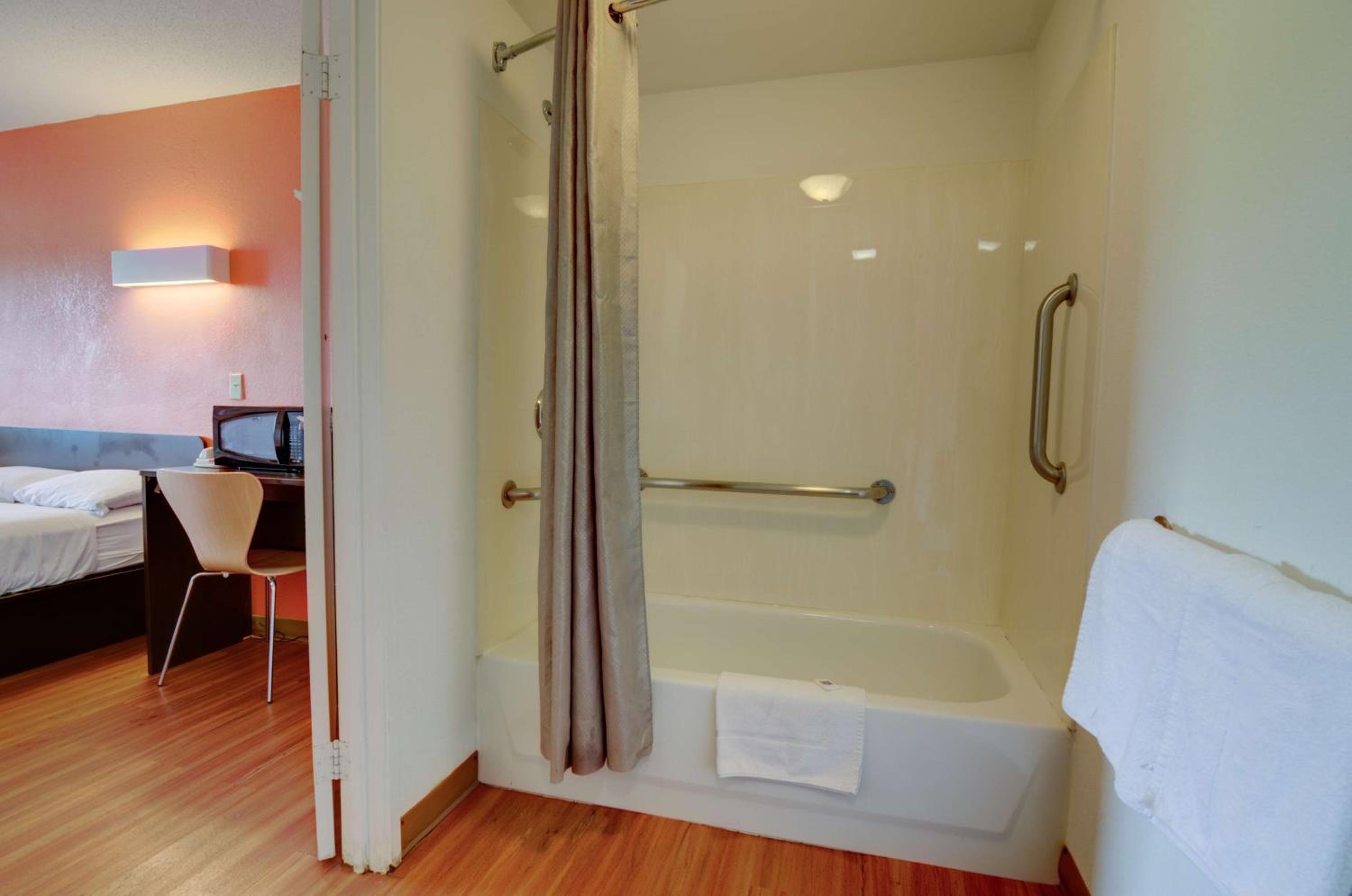 King Room - Disability Access - Non-Smoking - Photo 1