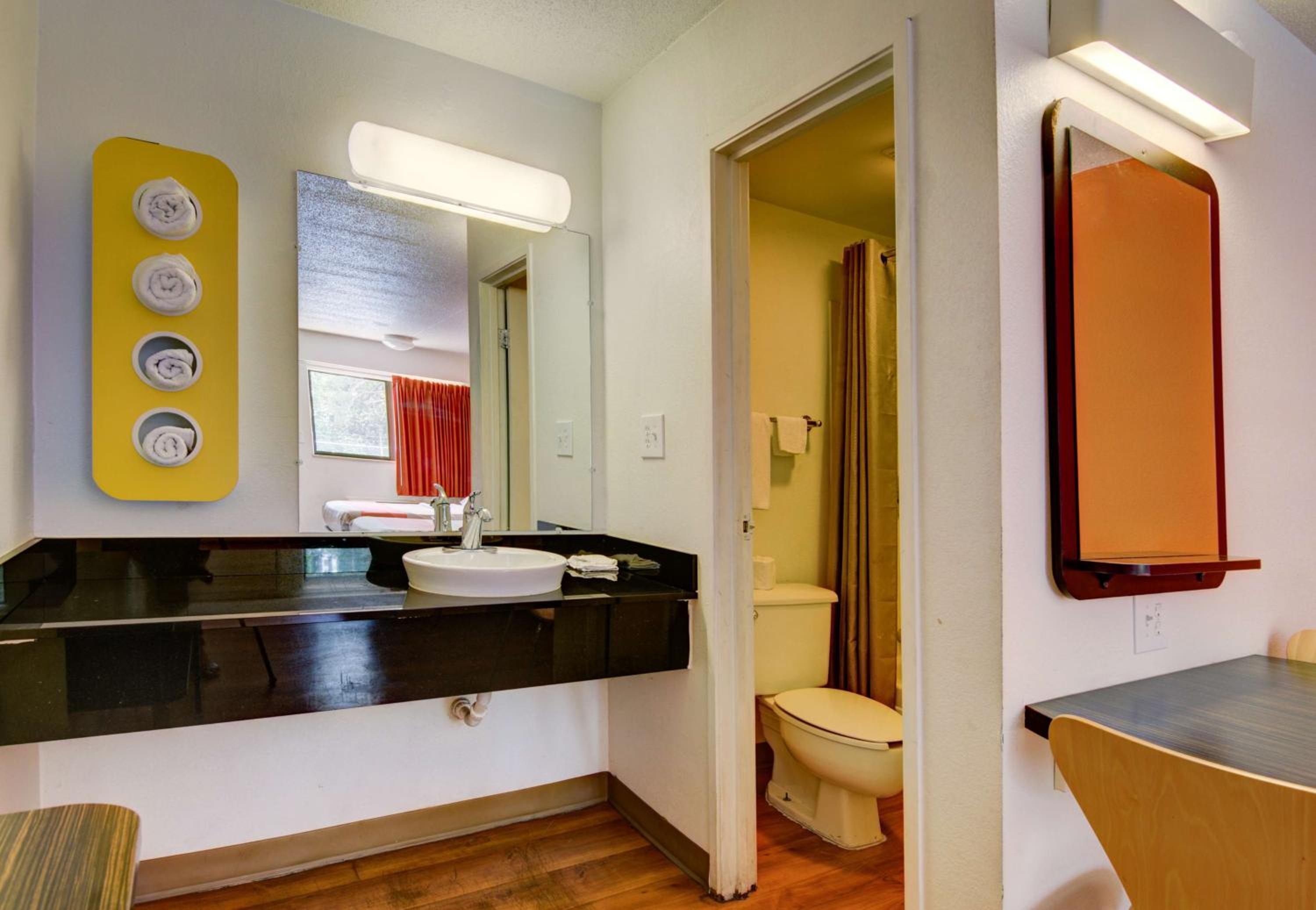 Queen Room - Non-Smoking - Photo 5