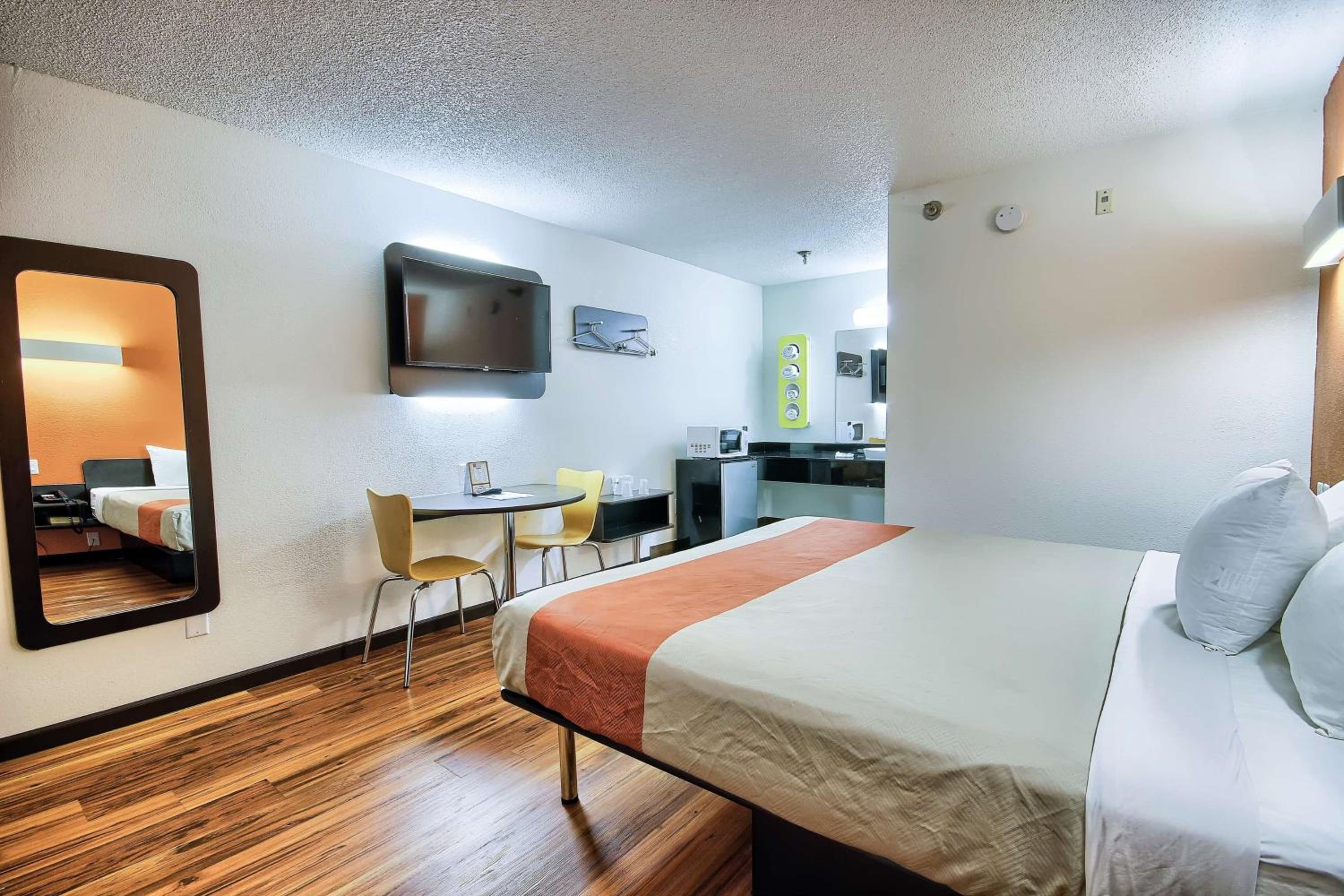 King Room - Non-Smoking - Photo 5