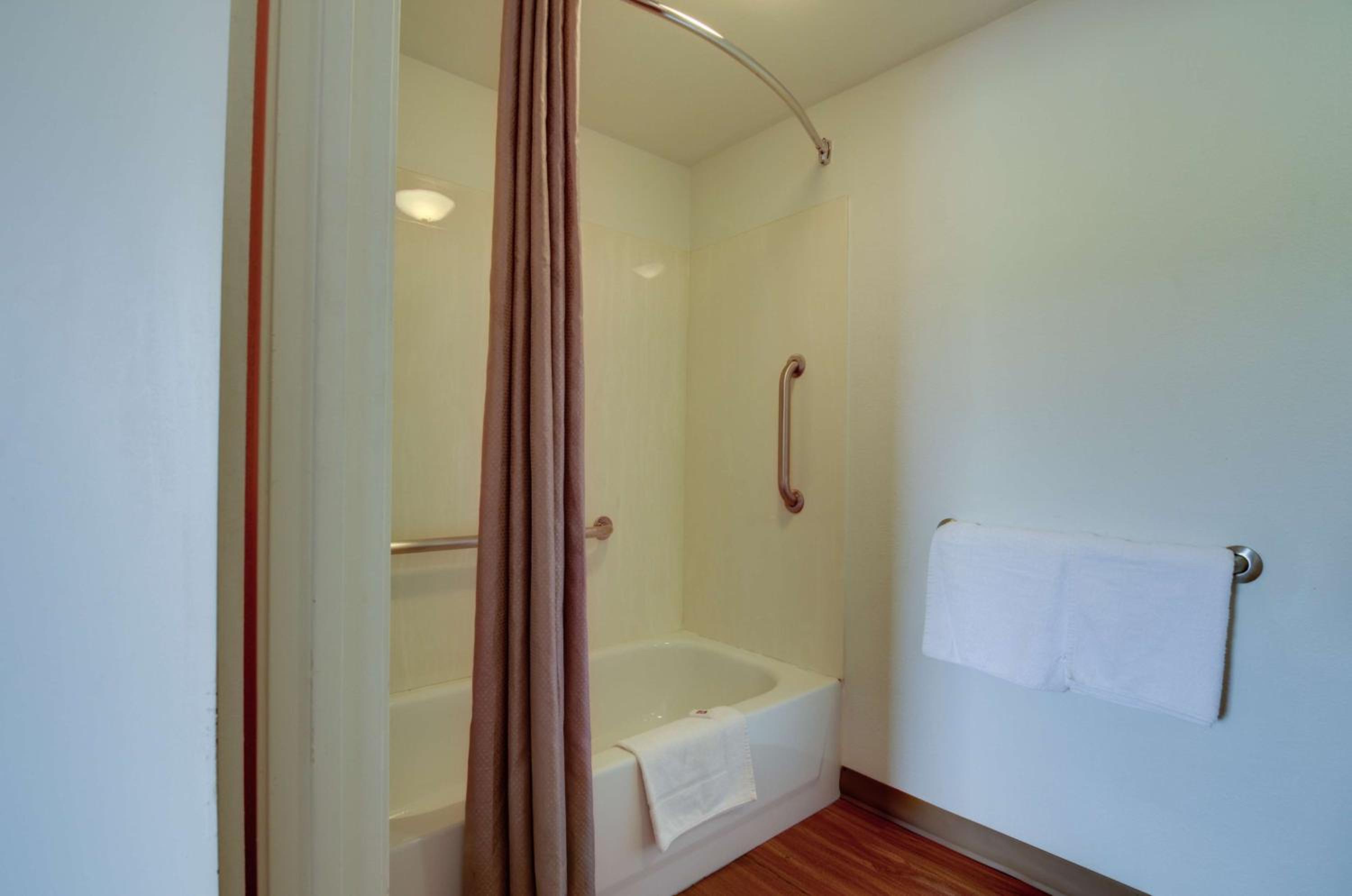 King Room - Disability Access - Non-Smoking - Photo 2
