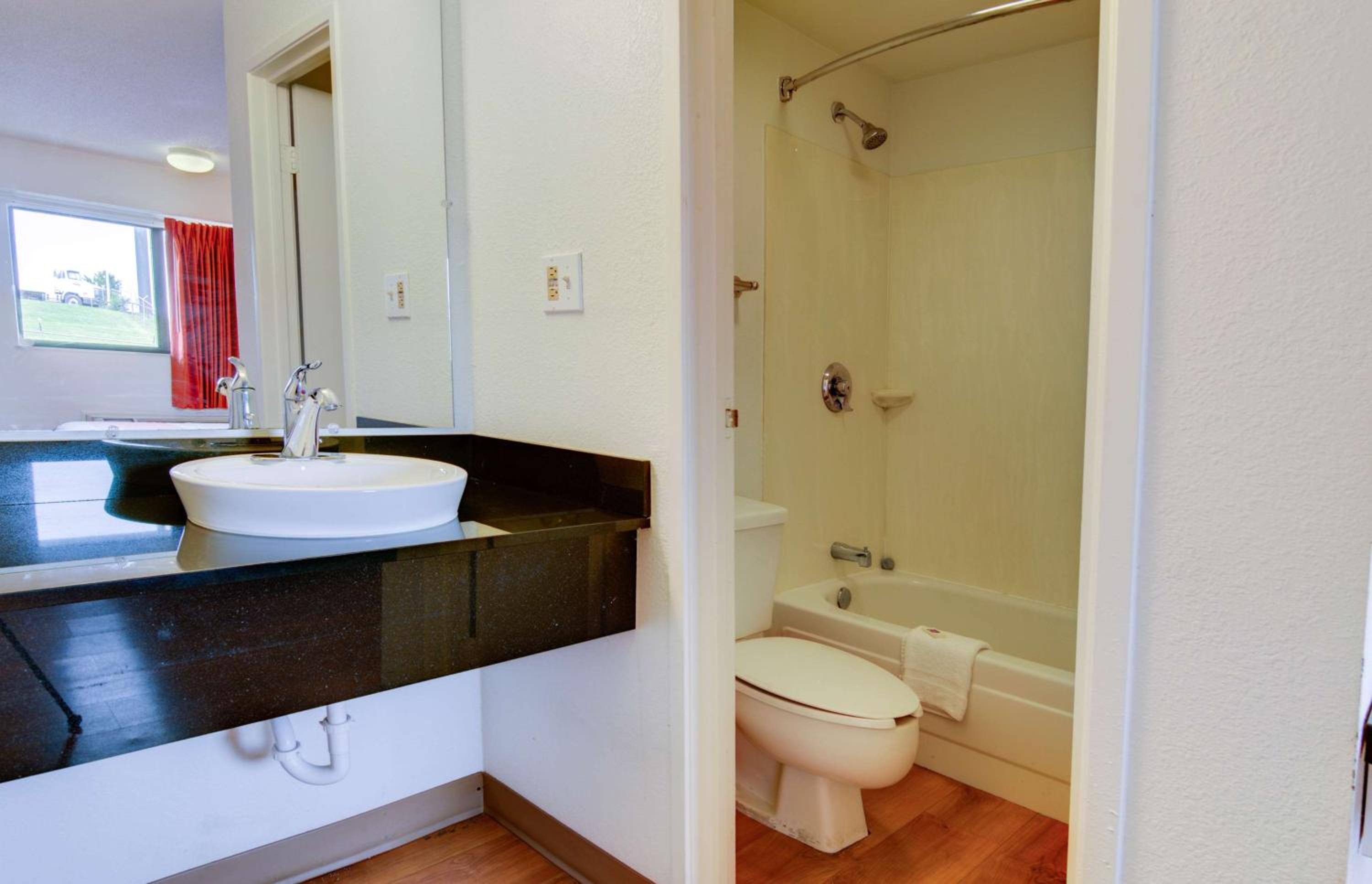 Queen Room - Non-Smoking - Photo 6