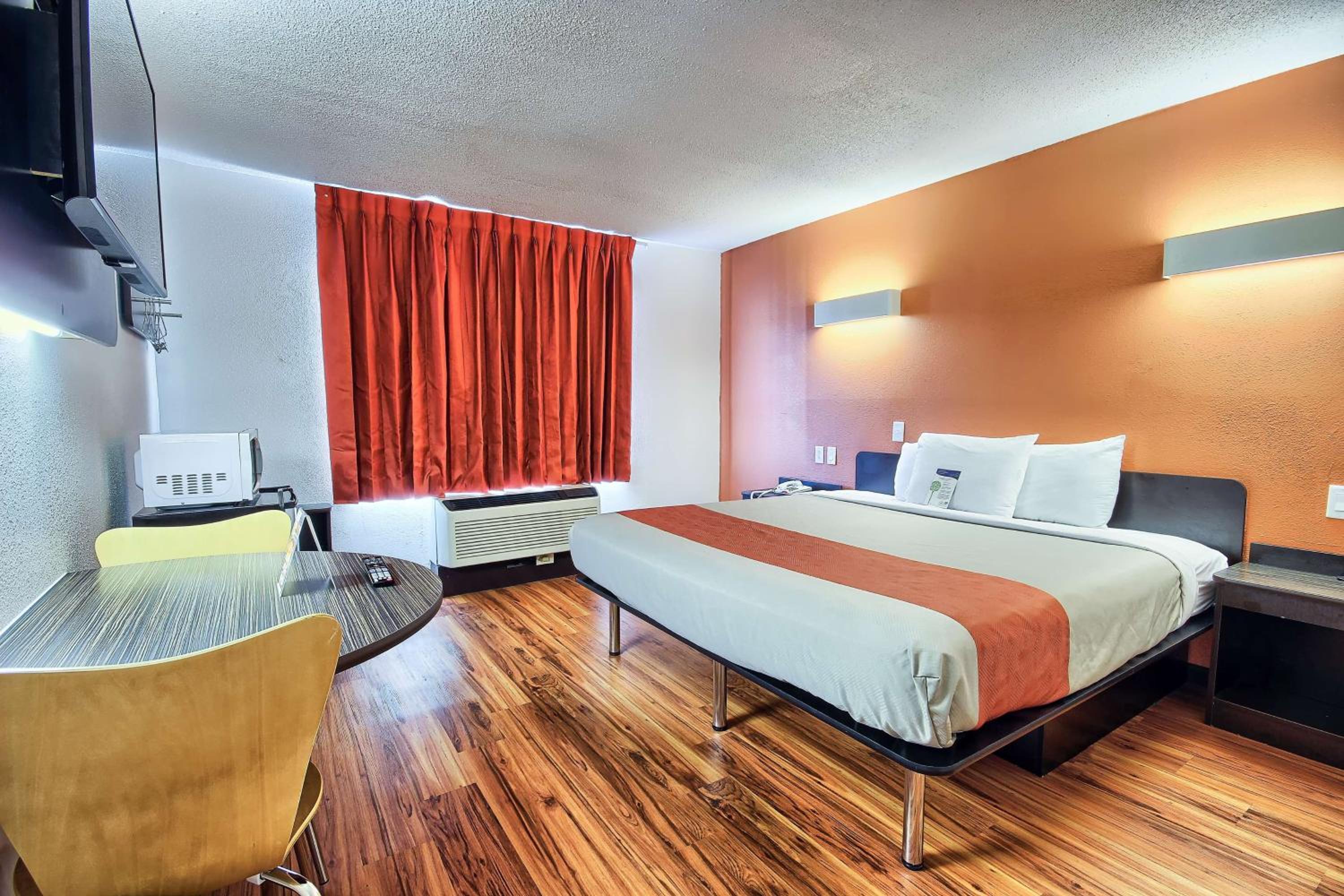 King Room - Non-Smoking - Photo 8
