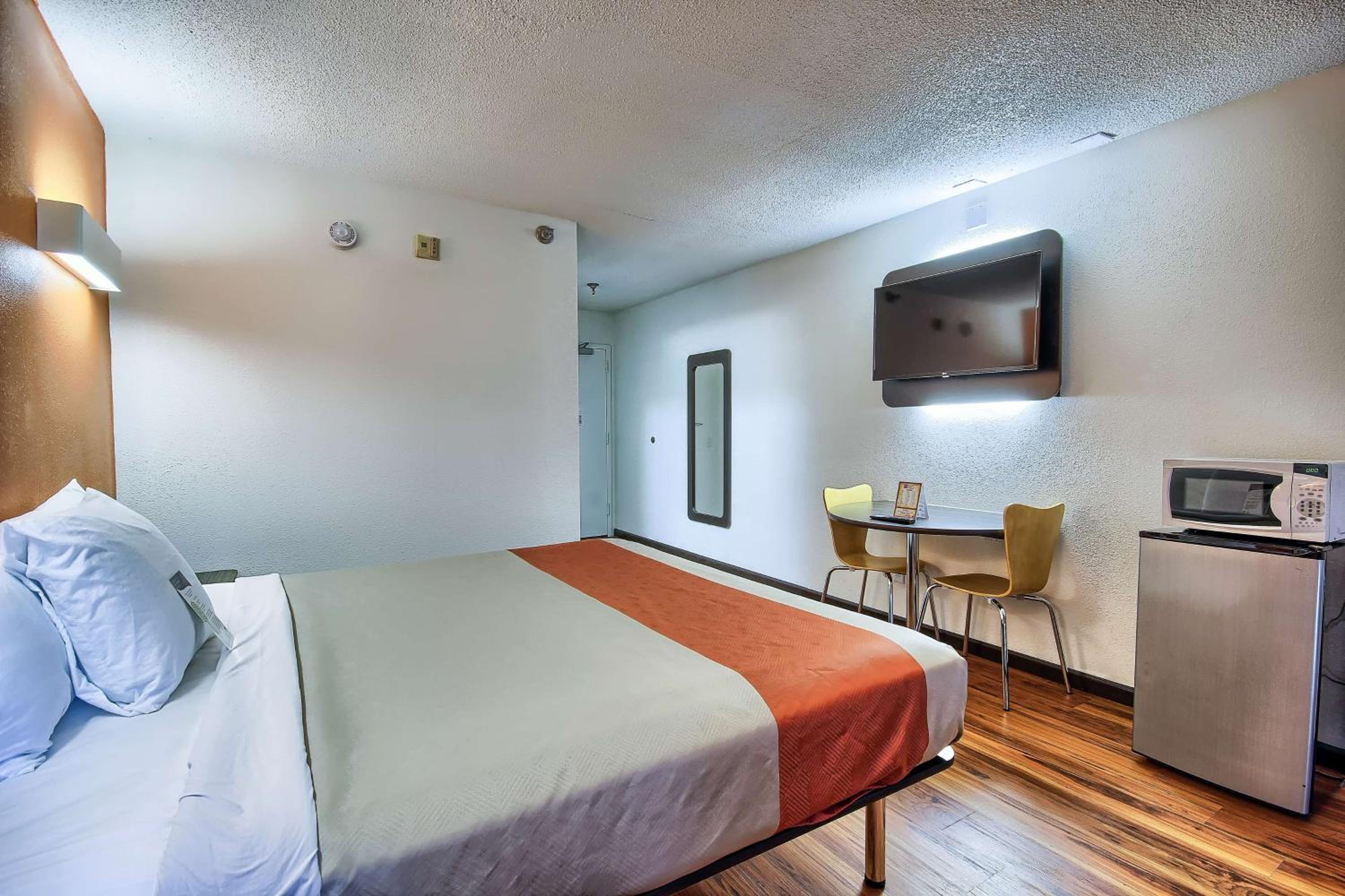 King Room - Non-Smoking - Photo 7