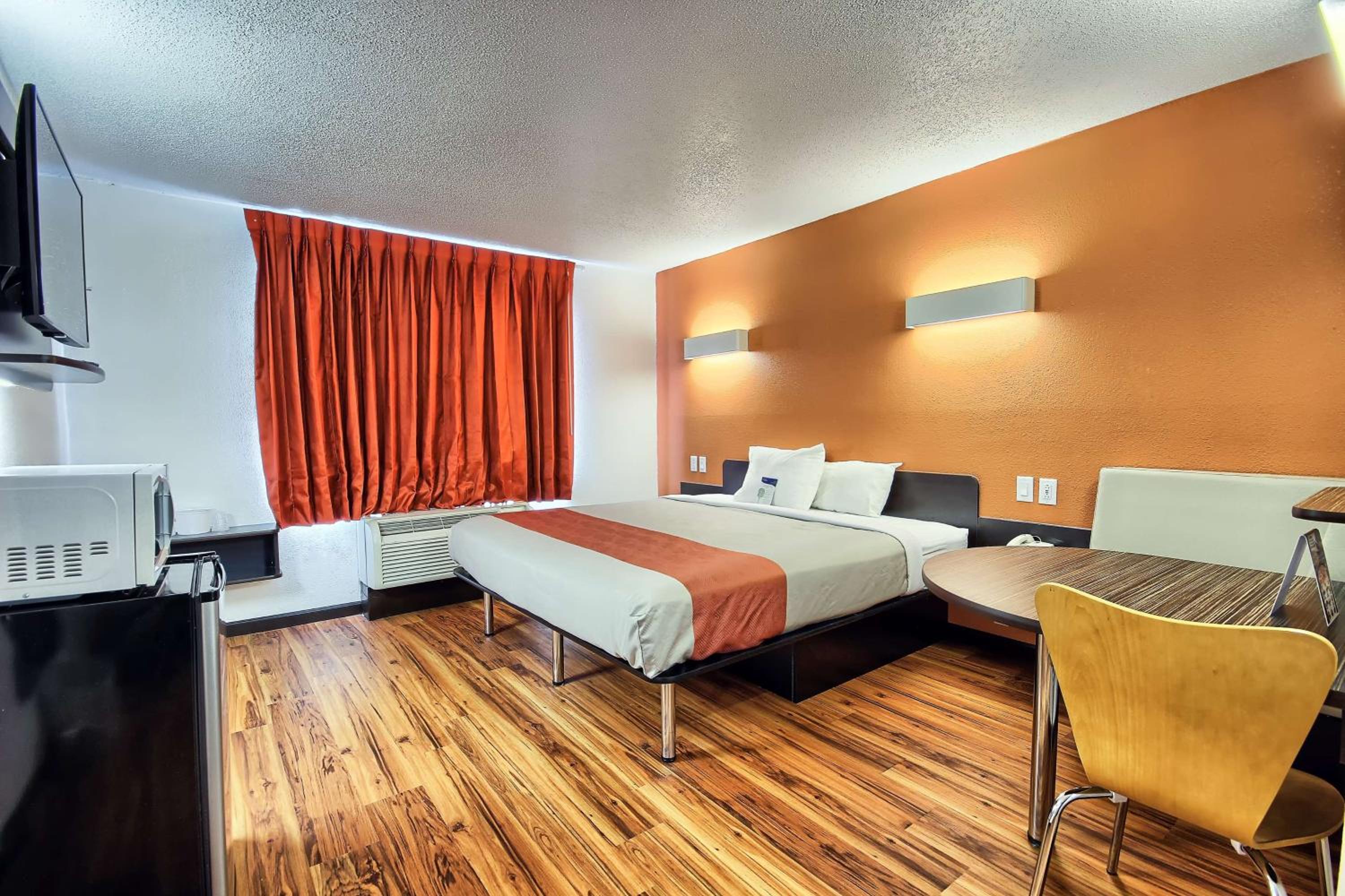 King Room - Non-Smoking - Photo 6