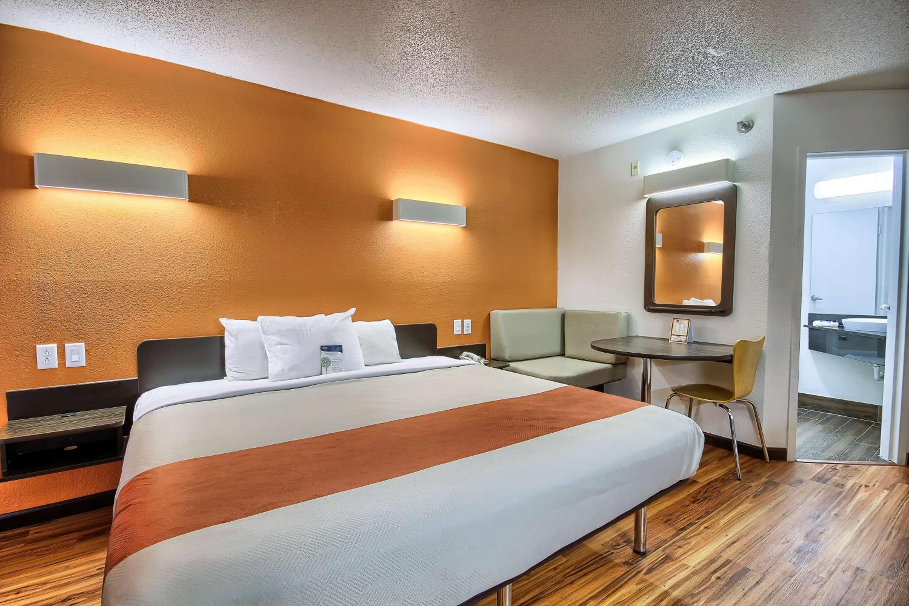 King Room - Non-Smoking - Photo 4