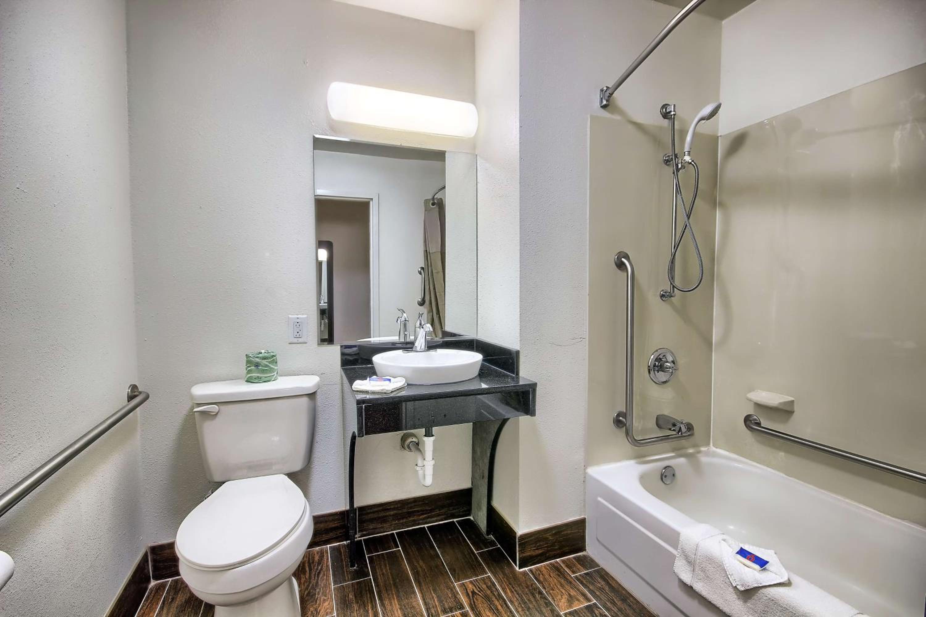 King Room - Disability Access - Non-Smoking - Photo 4
