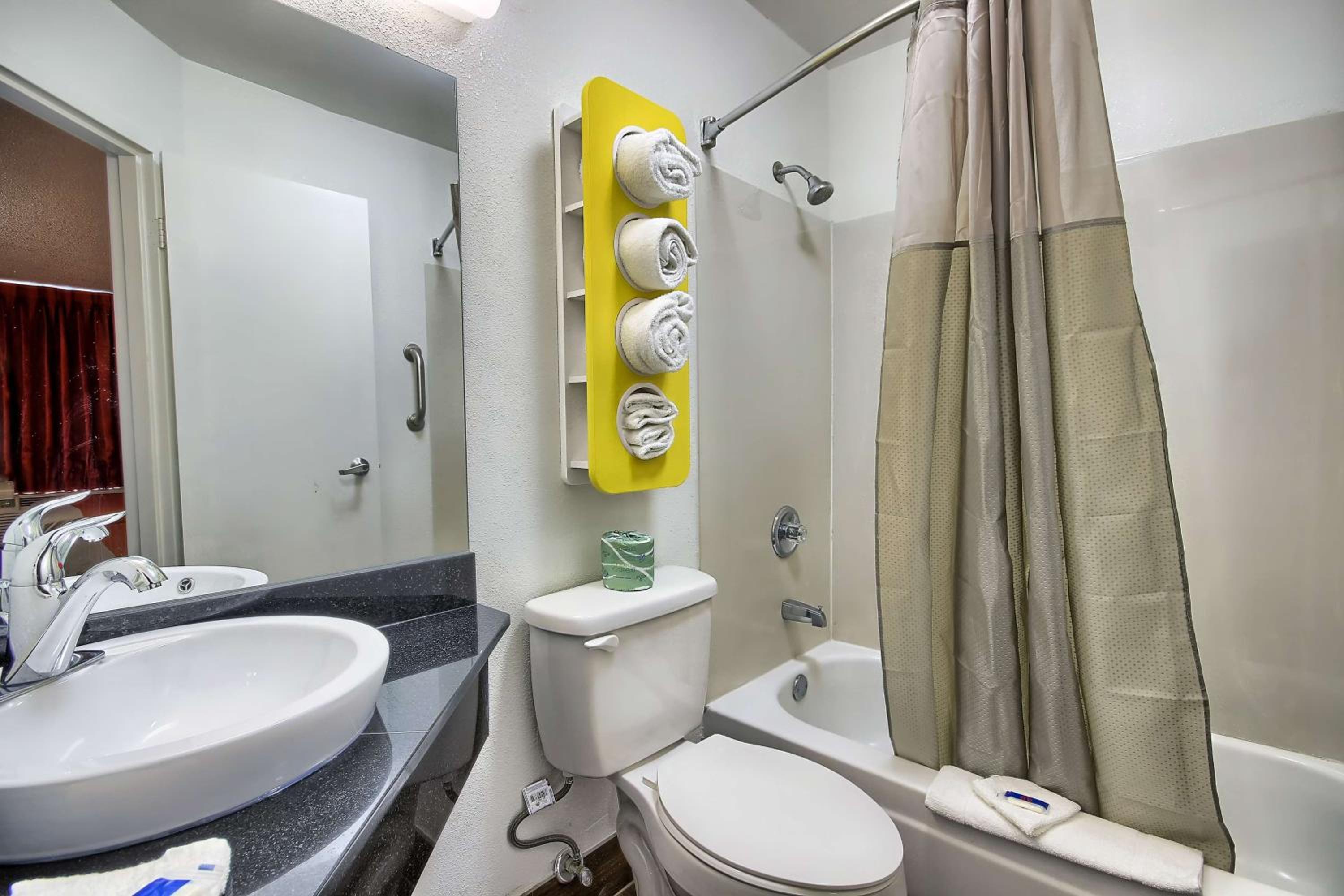 King Room - Non-Smoking - Photo 2