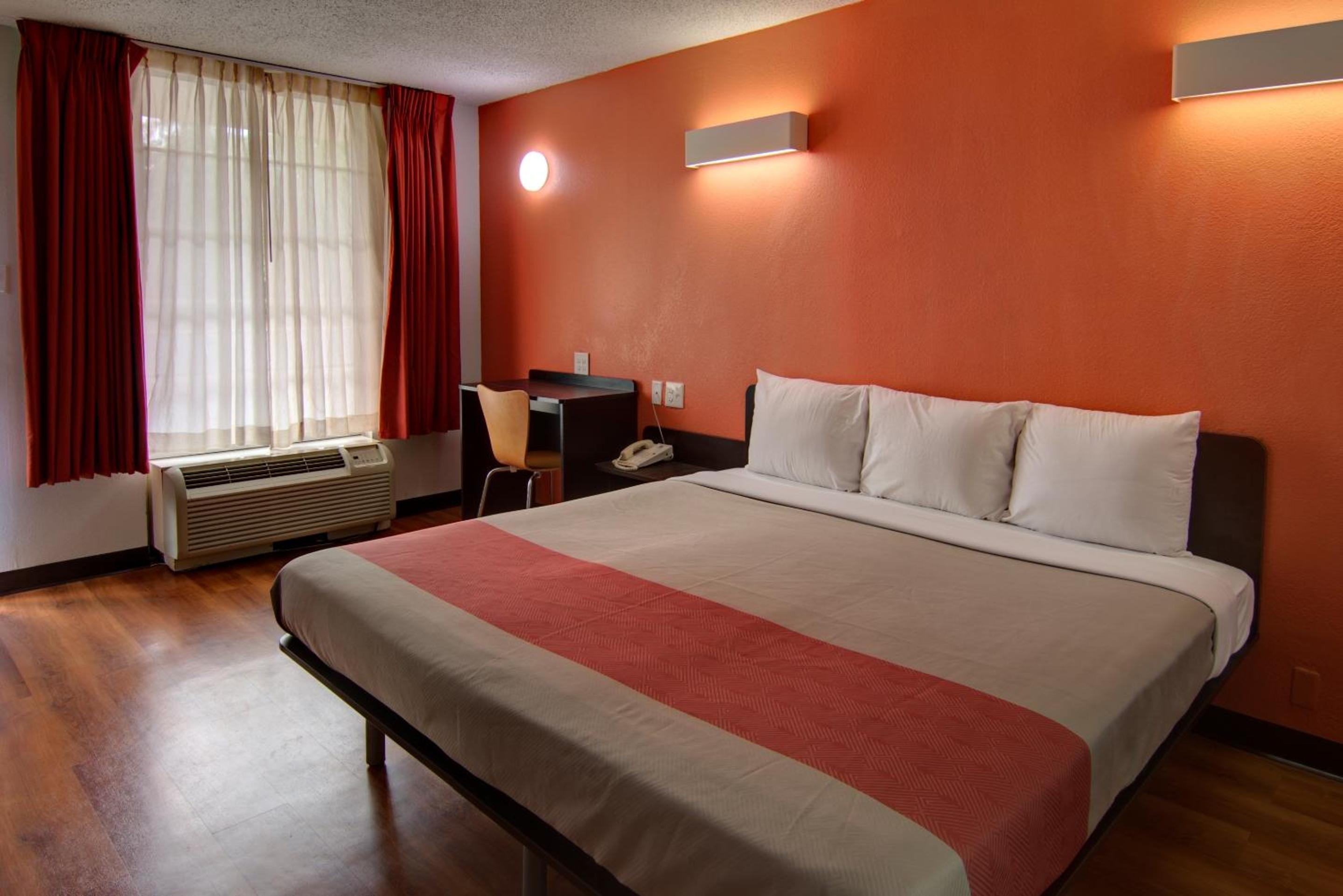 King Room - Non-Smoking - Photo 10