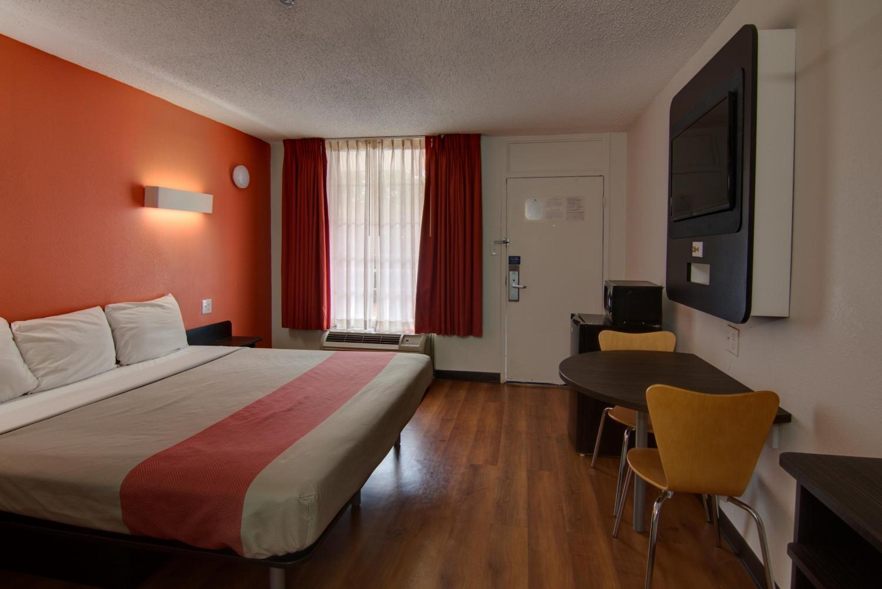 King Room - Non-Smoking - Photo 8