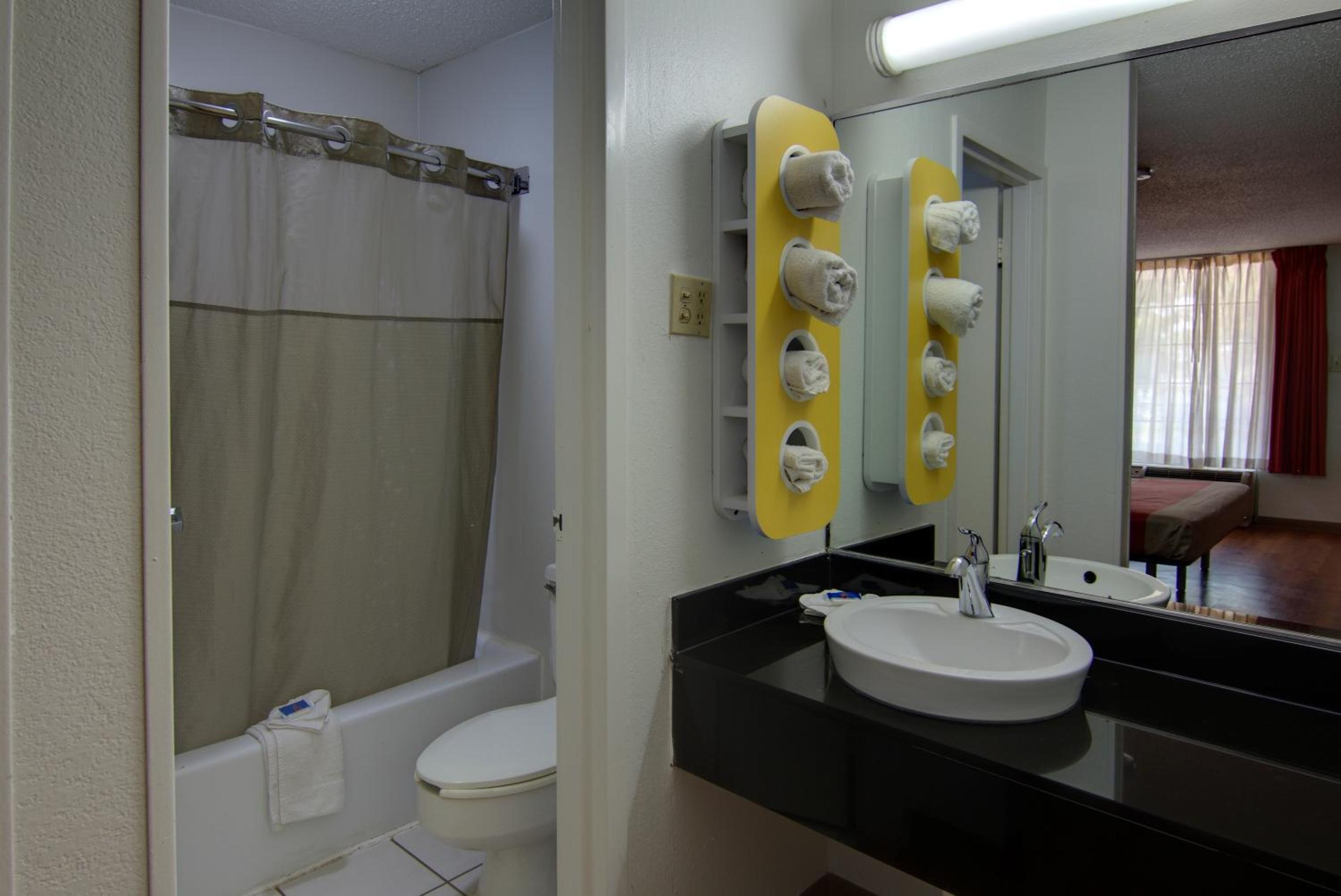 Quadruple Room - Non-Smoking - Photo 6
