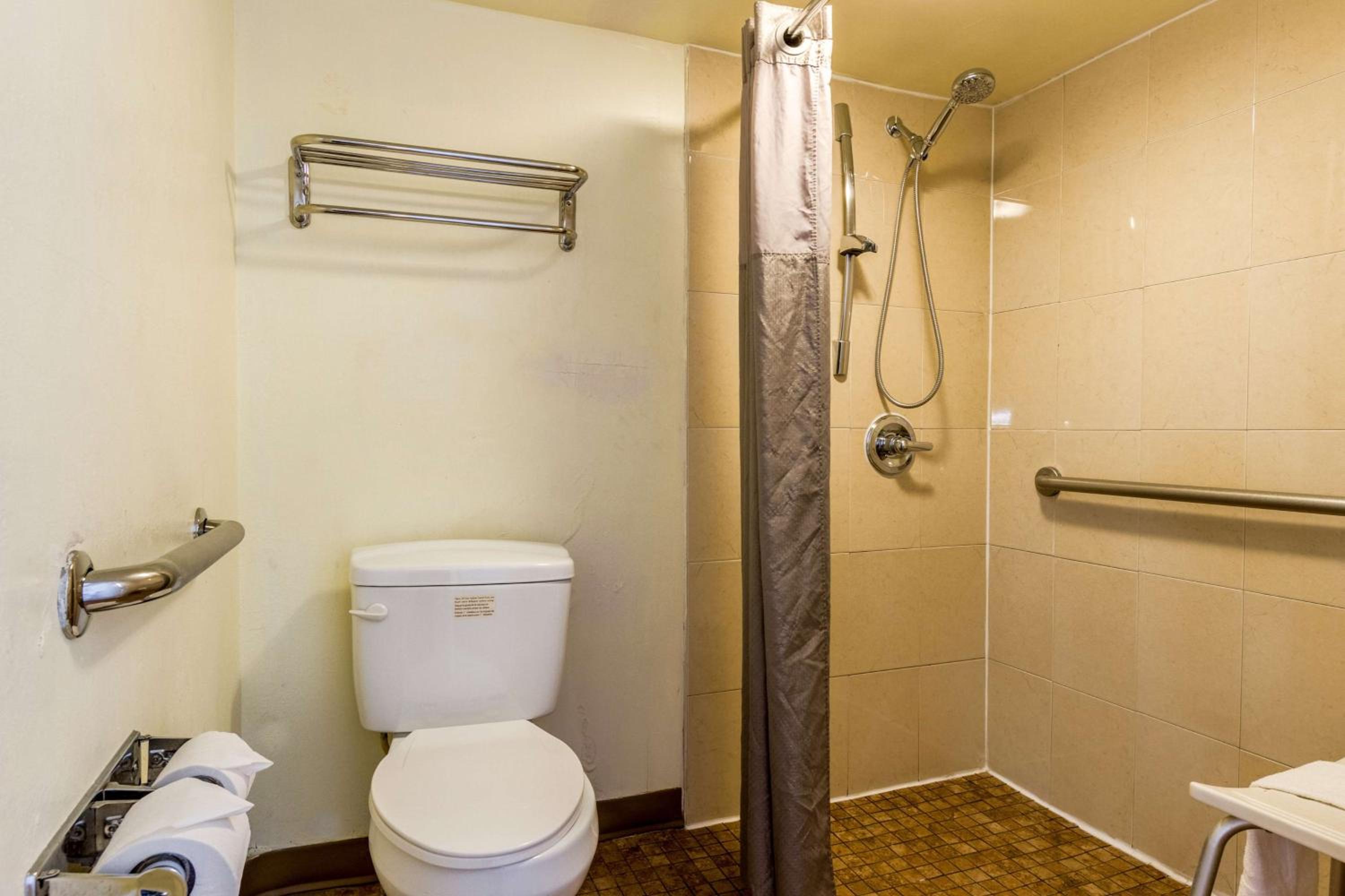 Quadruple Room - Disability Access - Non-Smoking - Photo 2