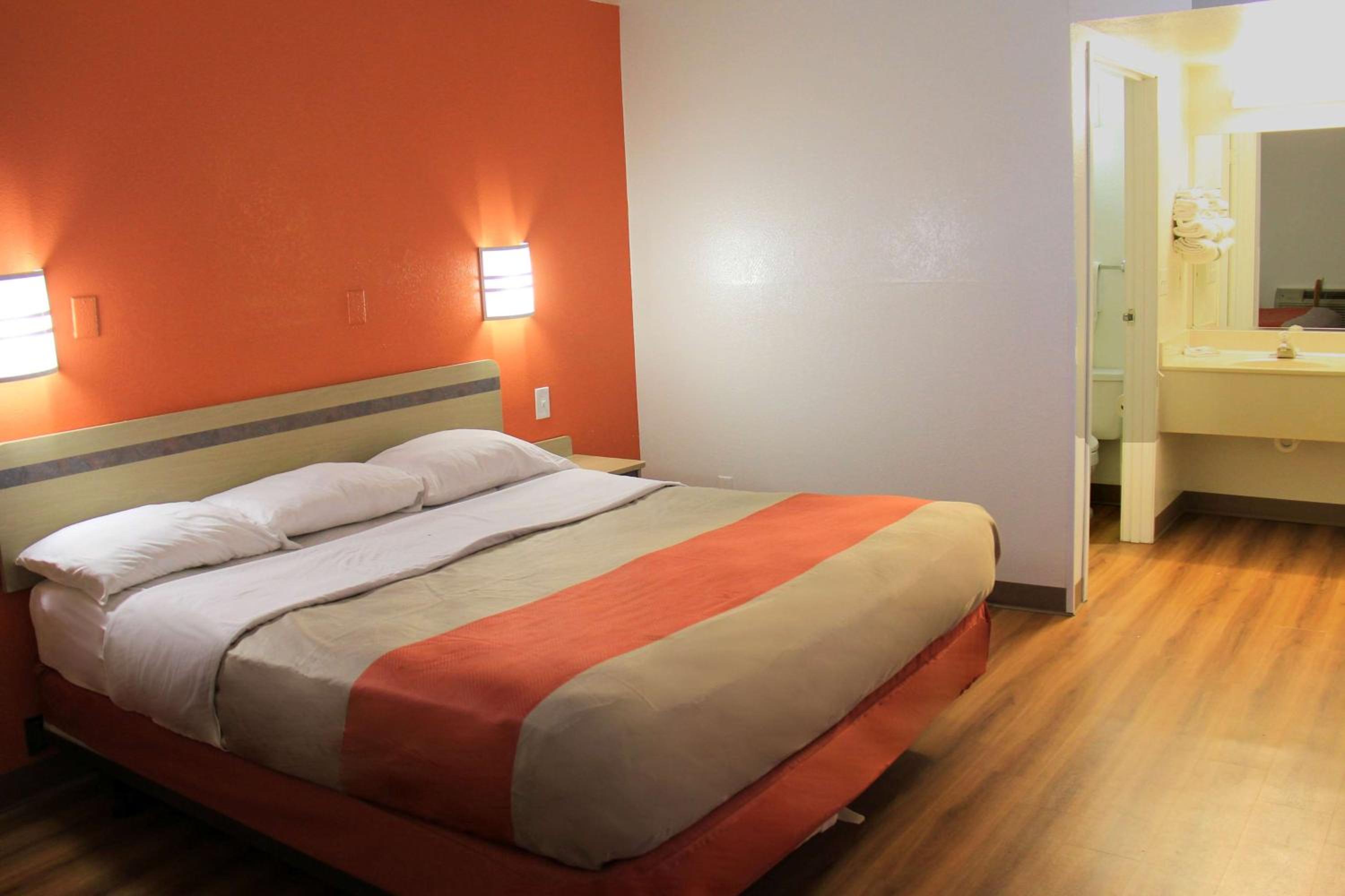 King Room - Non-Smoking - Photo 4