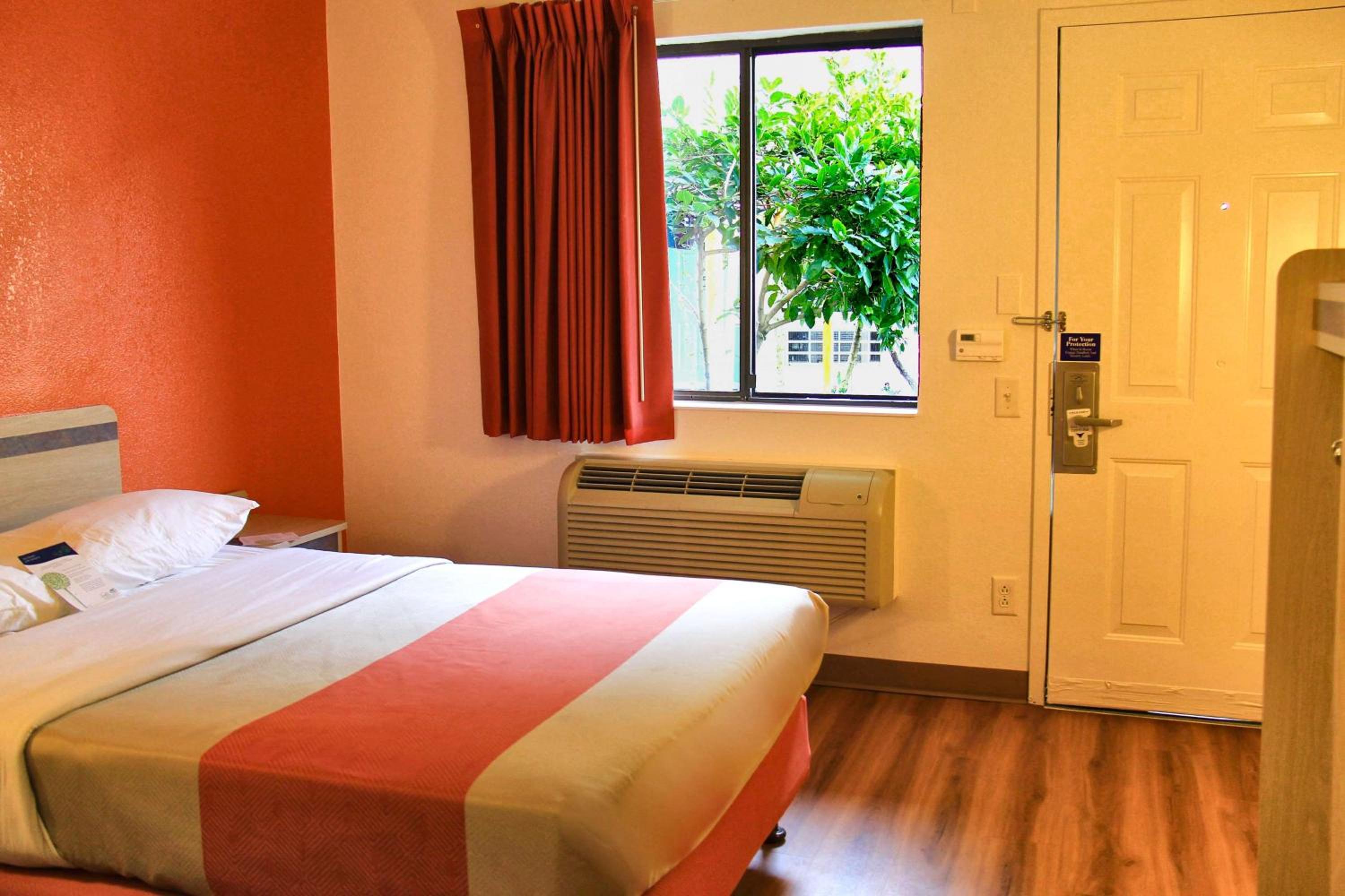 King Room - Non-Smoking - Photo 5