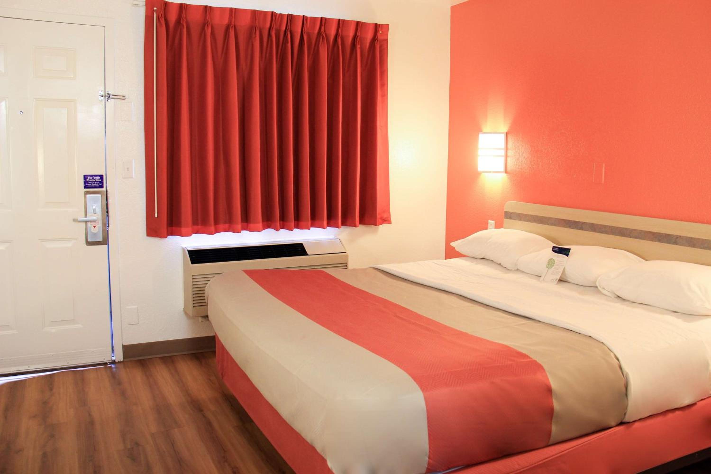 King Room - Non-Smoking - Photo 3