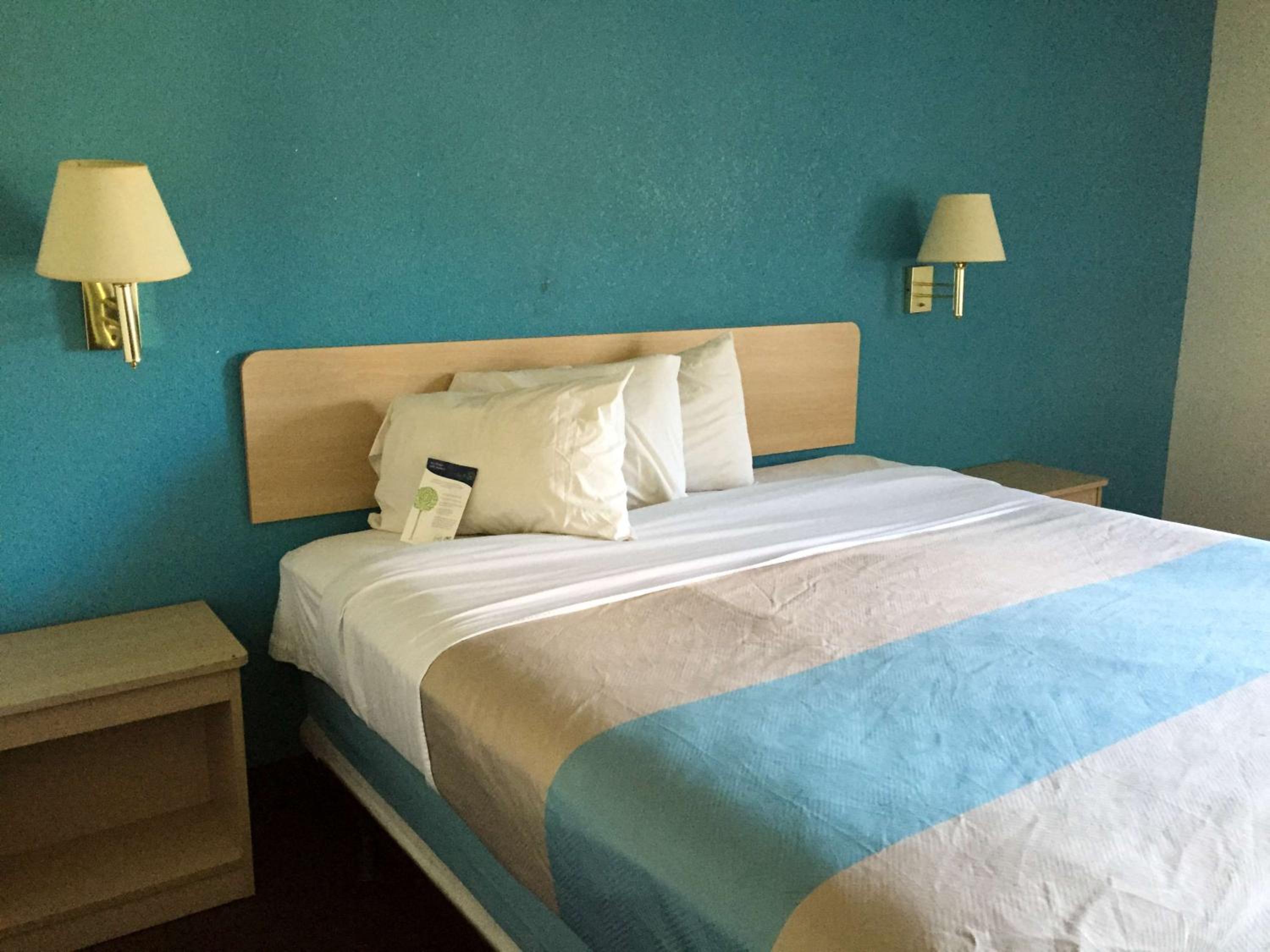 King Room - Non-Smoking - Photo 5