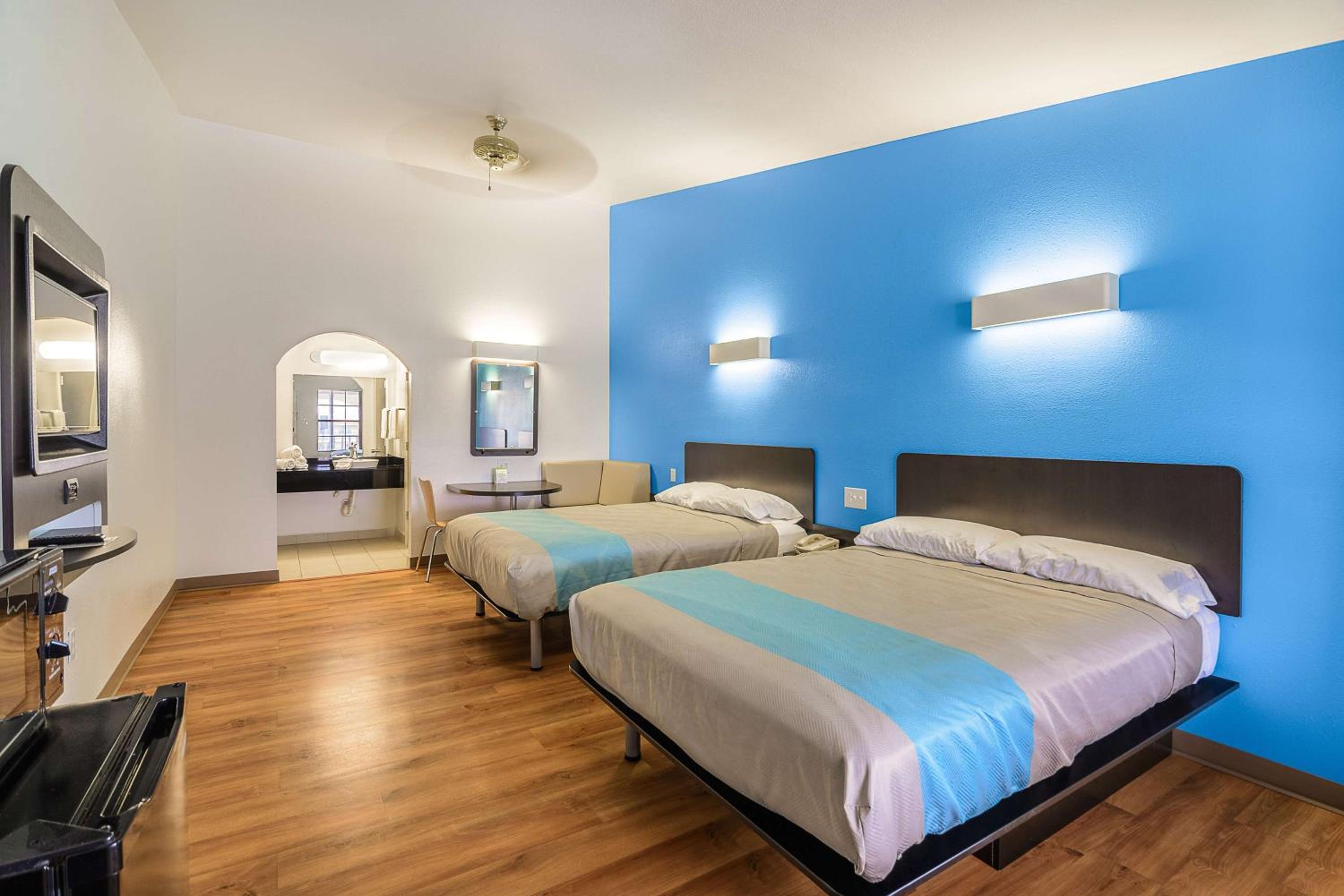 Deluxe Queen Room with Two Queen Beds - Non-Smoking - Photo 3