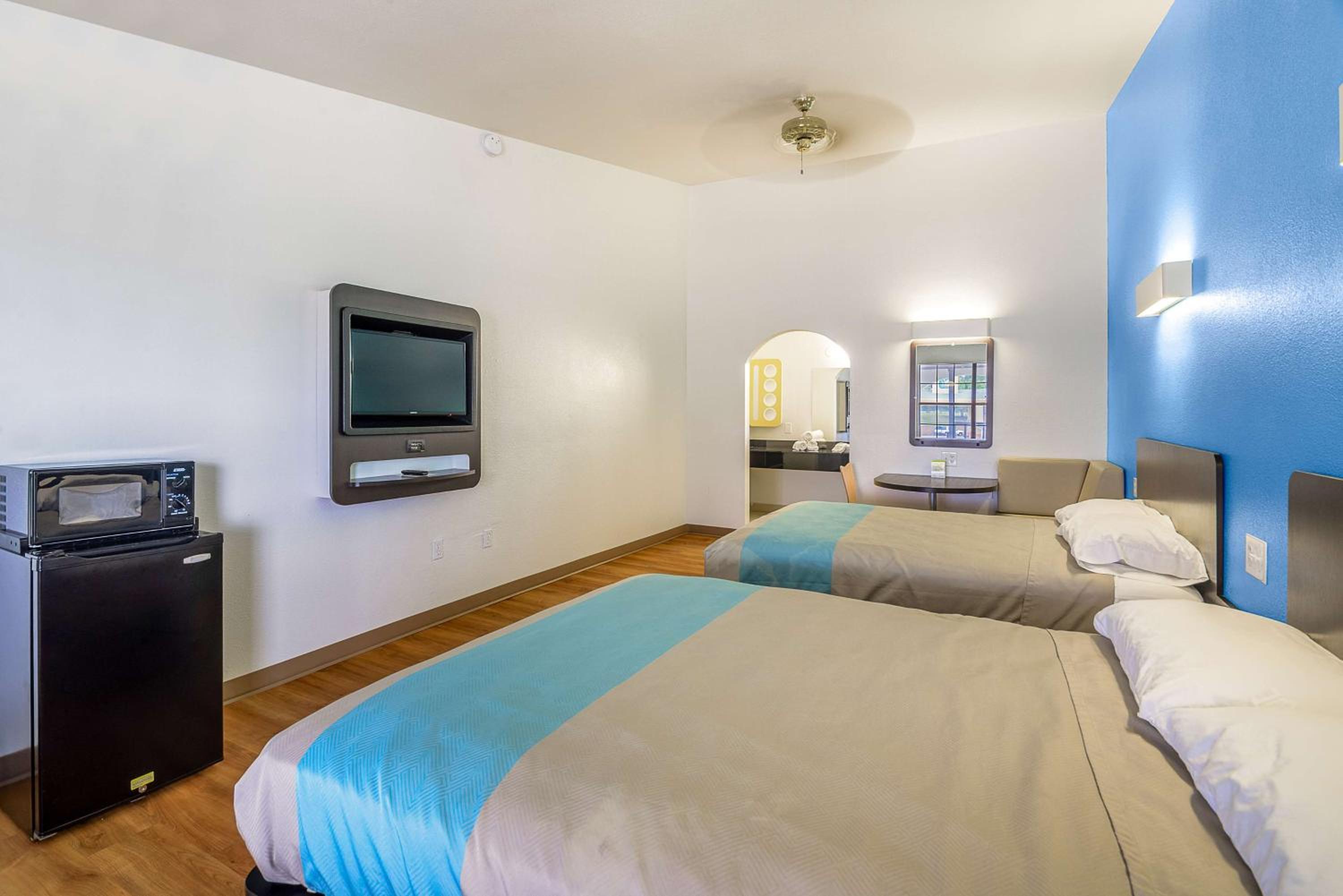 Deluxe Queen Room with Two Queen Beds - Non-Smoking - Photo 4