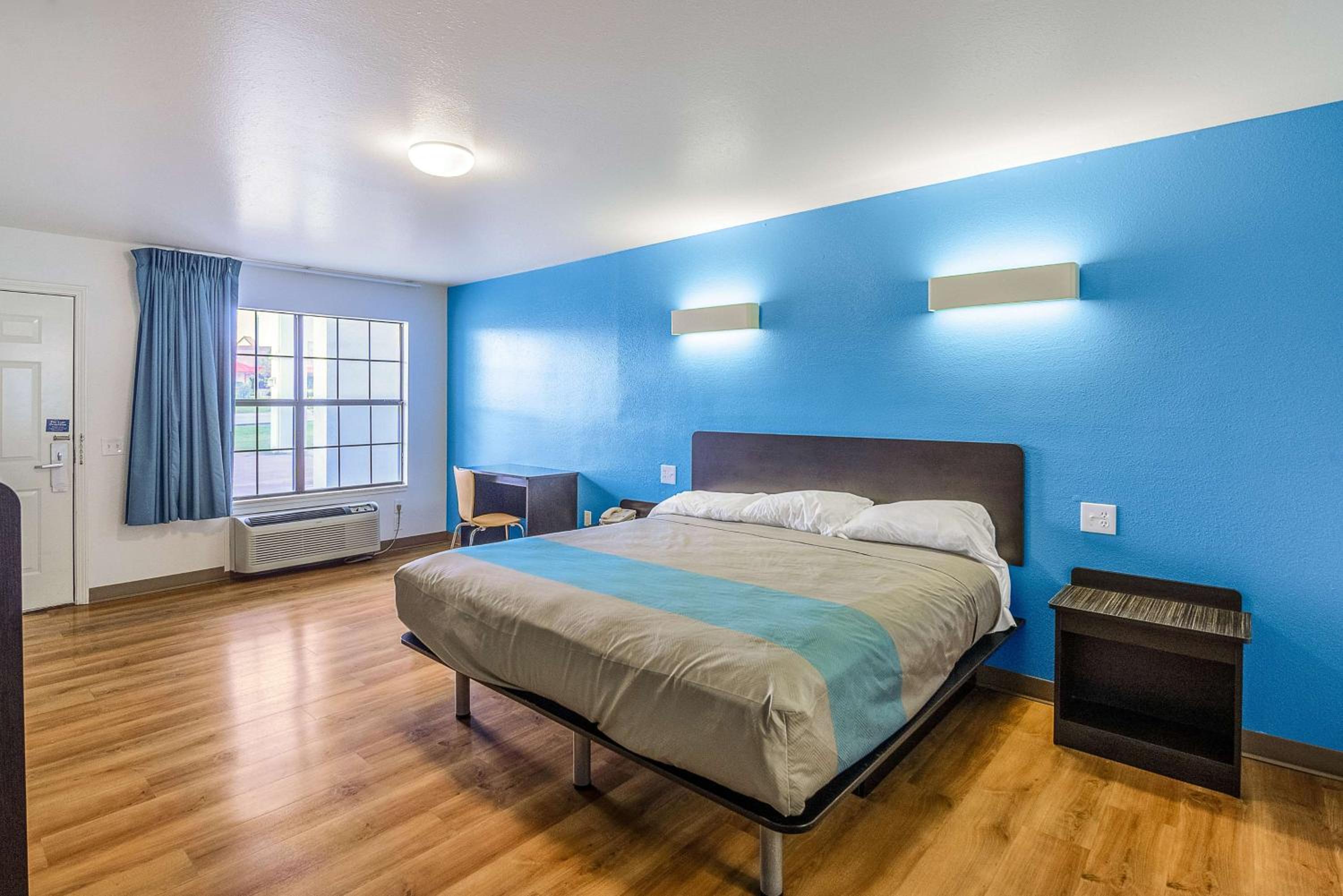Deluxe King Room - Non-Smoking - Photo 1