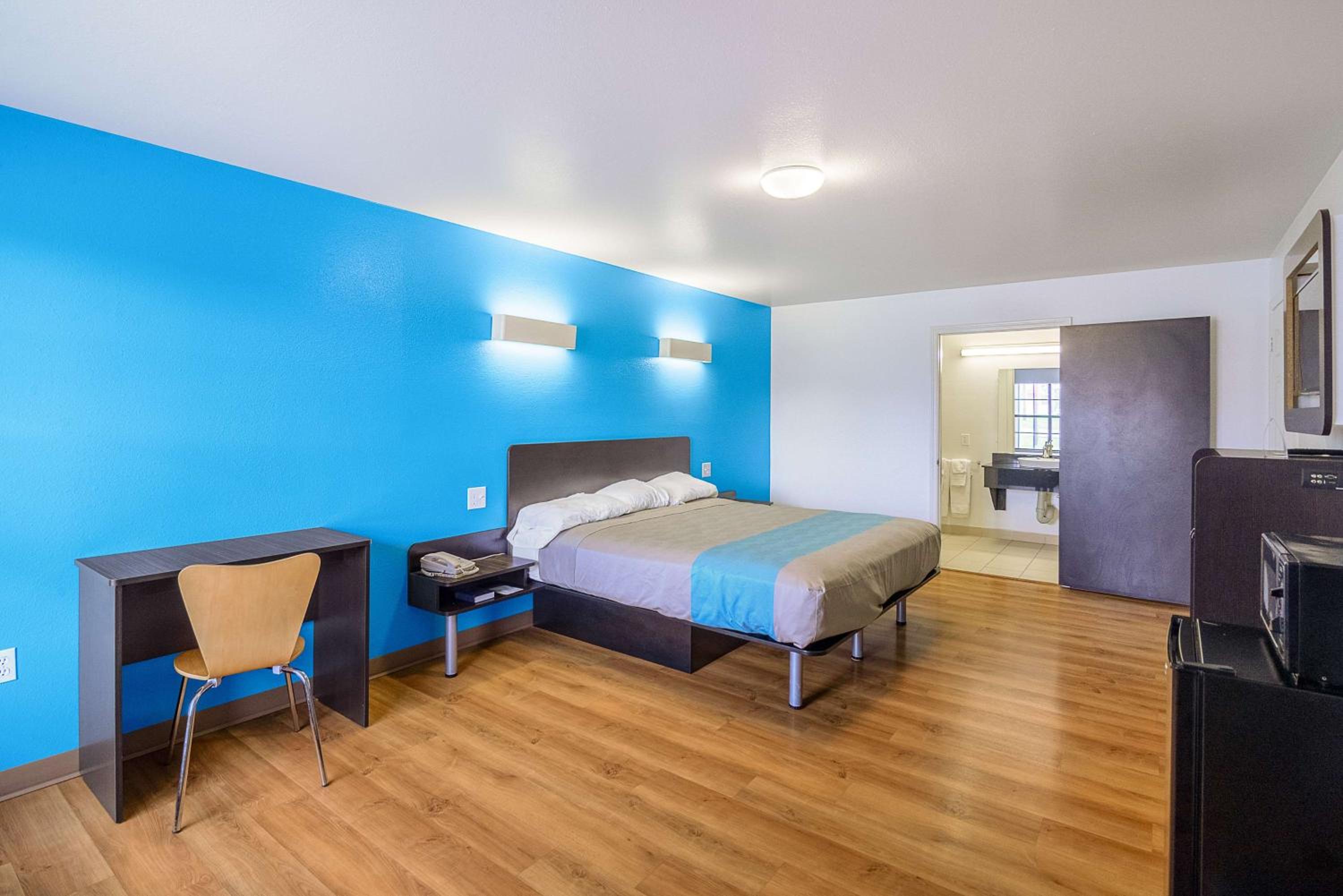 Deluxe King Room - Non-Smoking - Photo 4