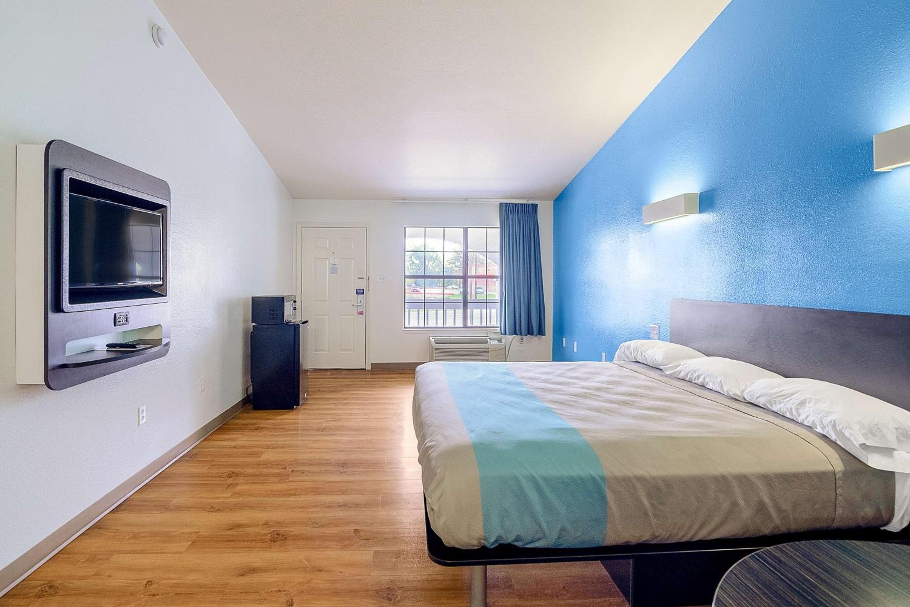 Deluxe King Room - Non-Smoking - Photo 7