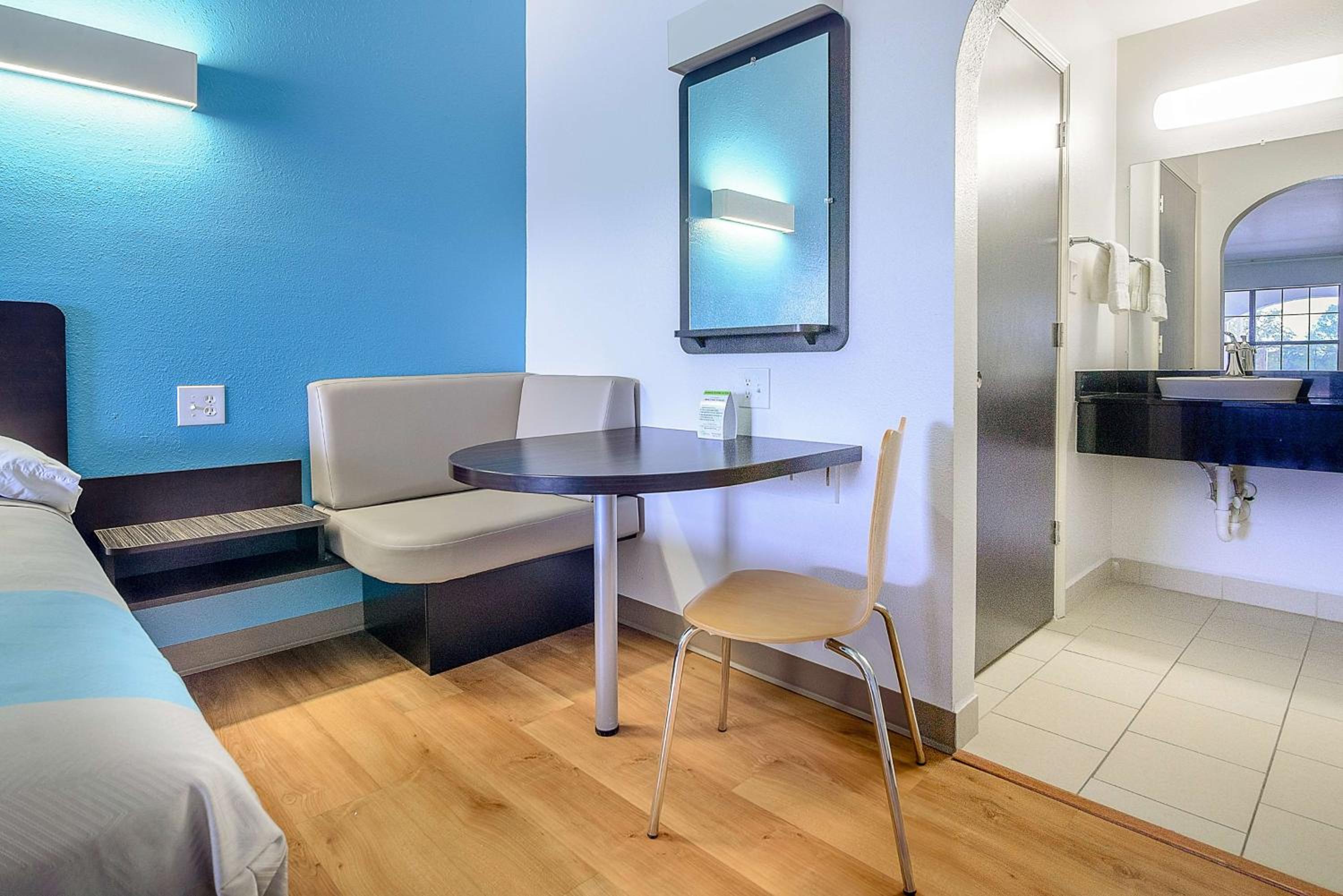 Deluxe King Room - Non-Smoking - Photo 8