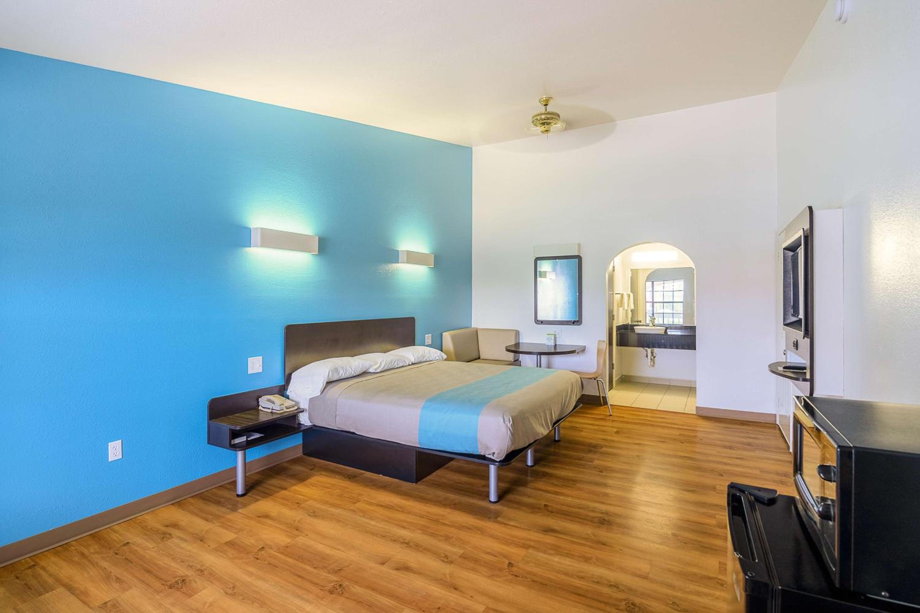 Deluxe King Room - Non-Smoking - Photo 9