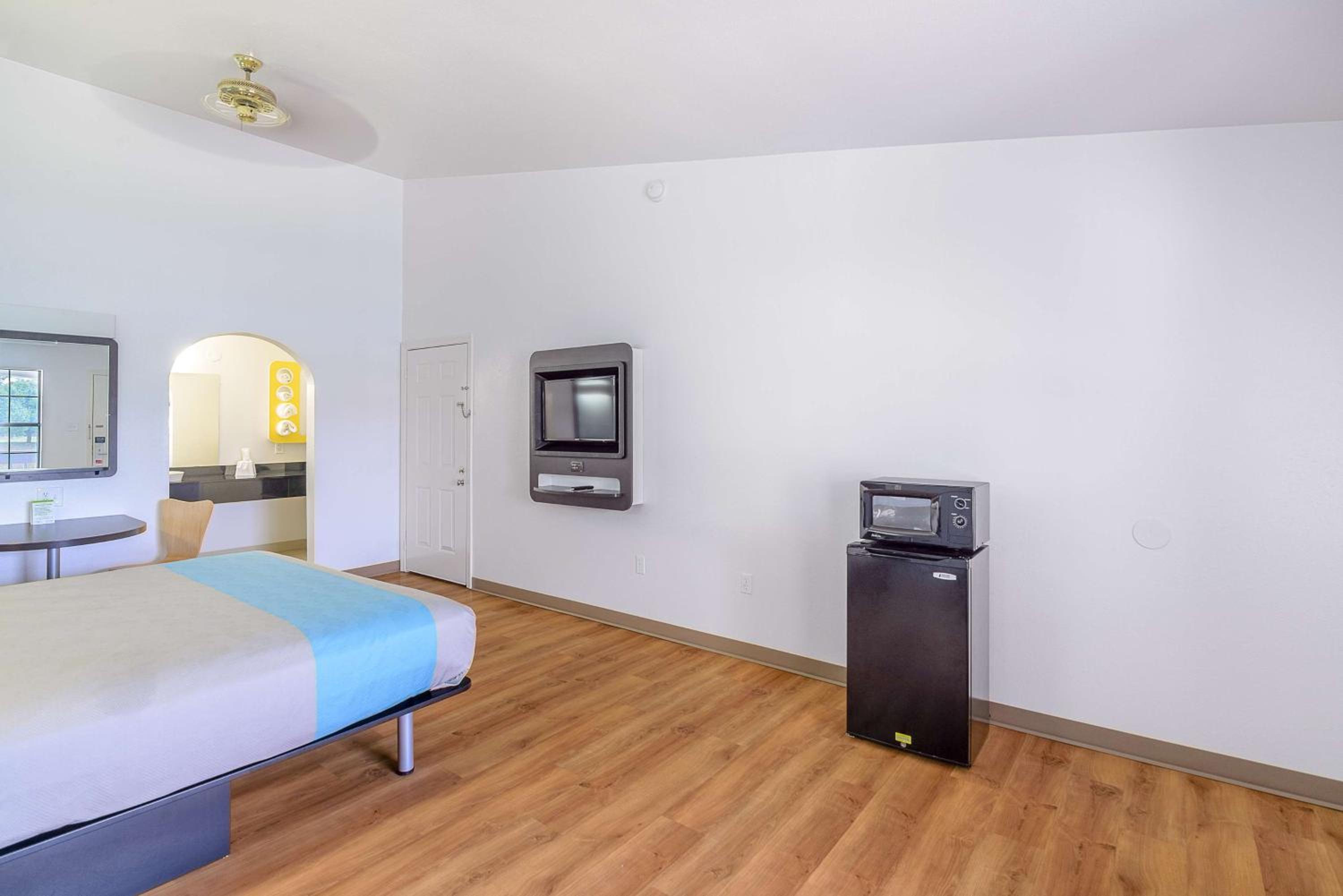 Deluxe King Room - Non-Smoking - Photo 10