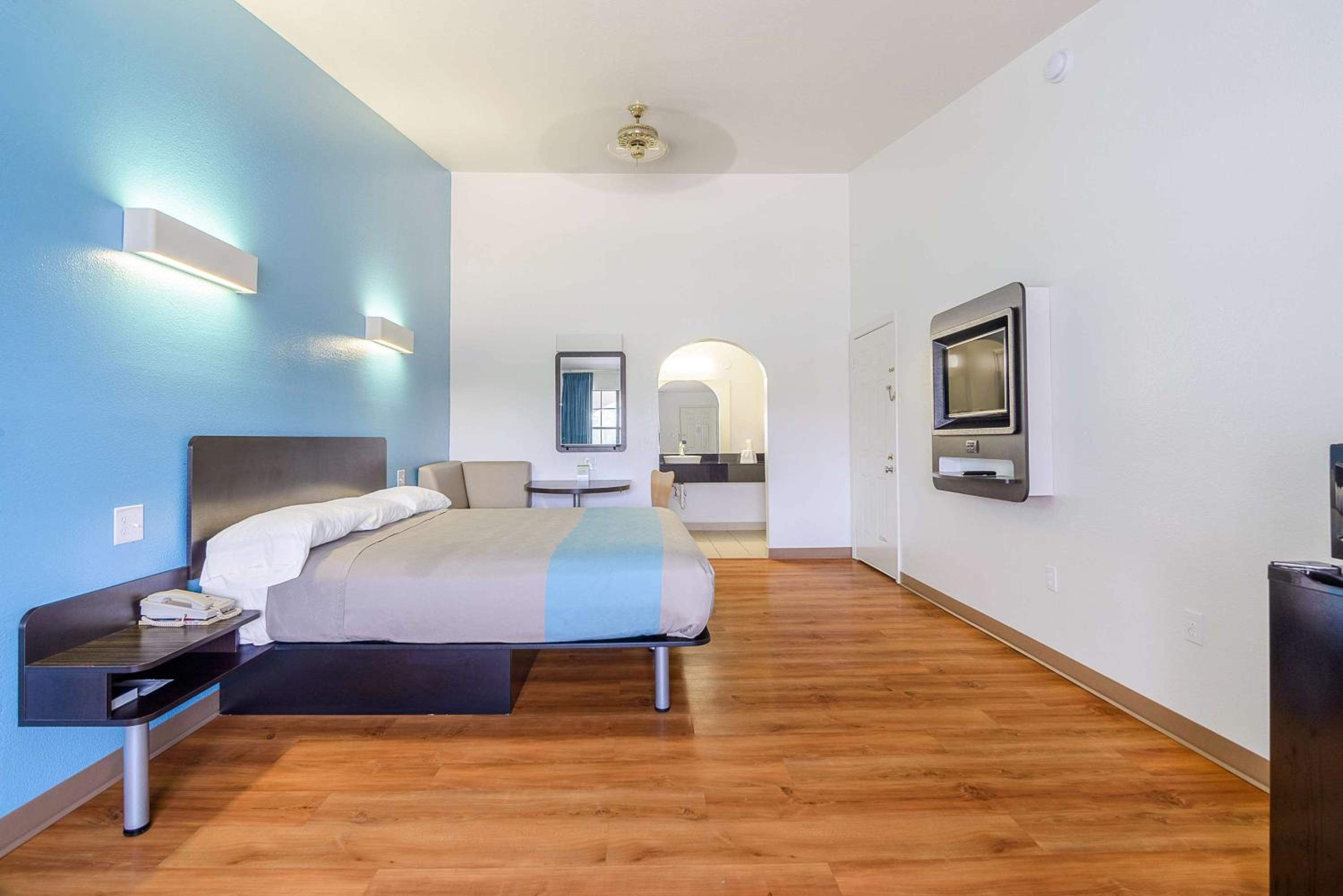 Deluxe King Room - Non-Smoking - Photo 2
