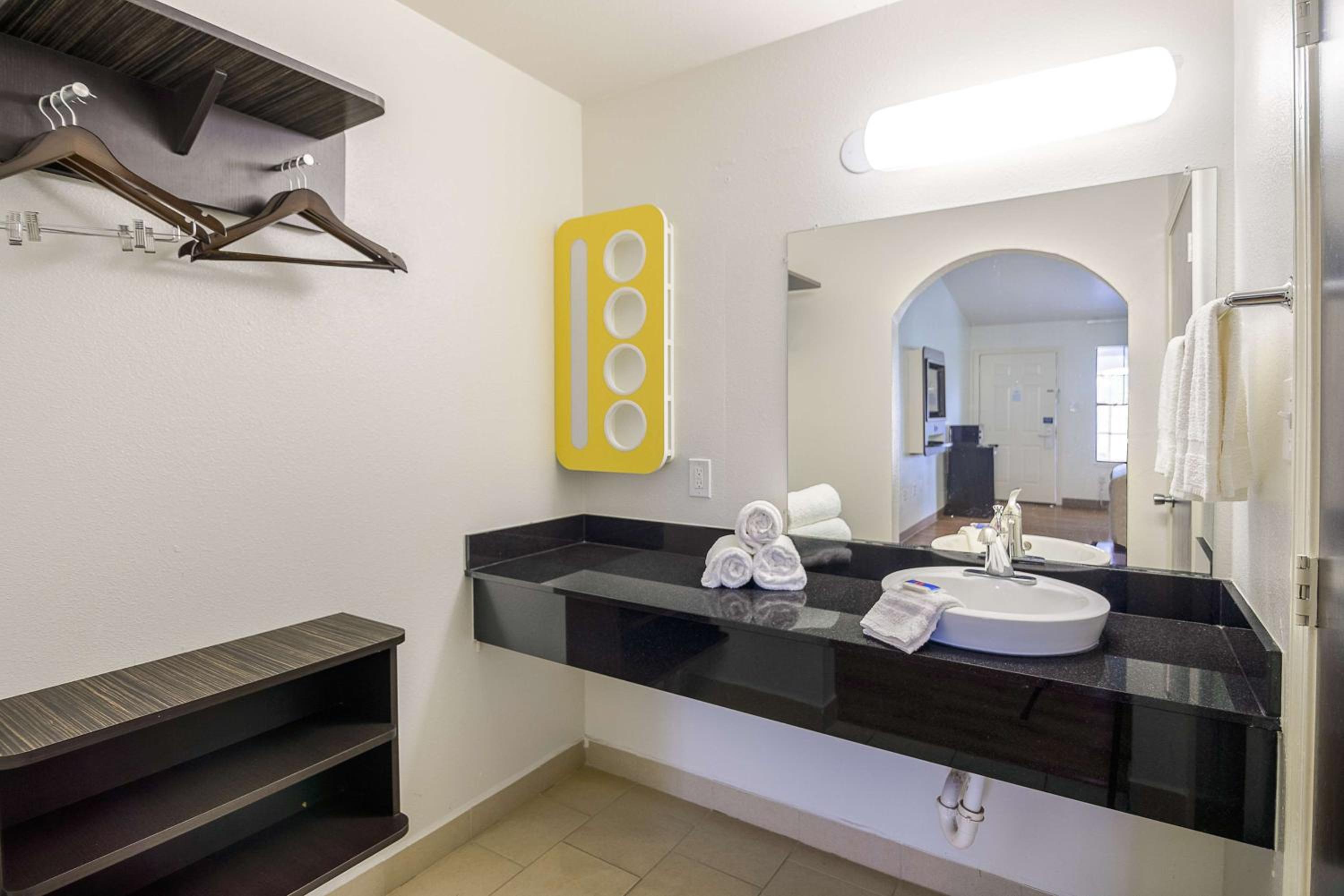 Deluxe Queen Room with Two Queen Beds - Non-Smoking - Photo 8