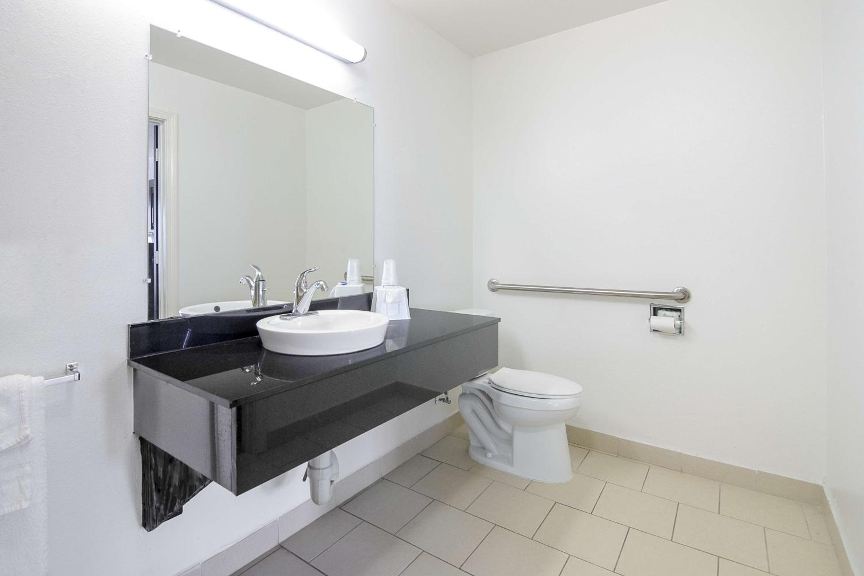 King Room - Disability Access - Non-Smoking - Photo 2