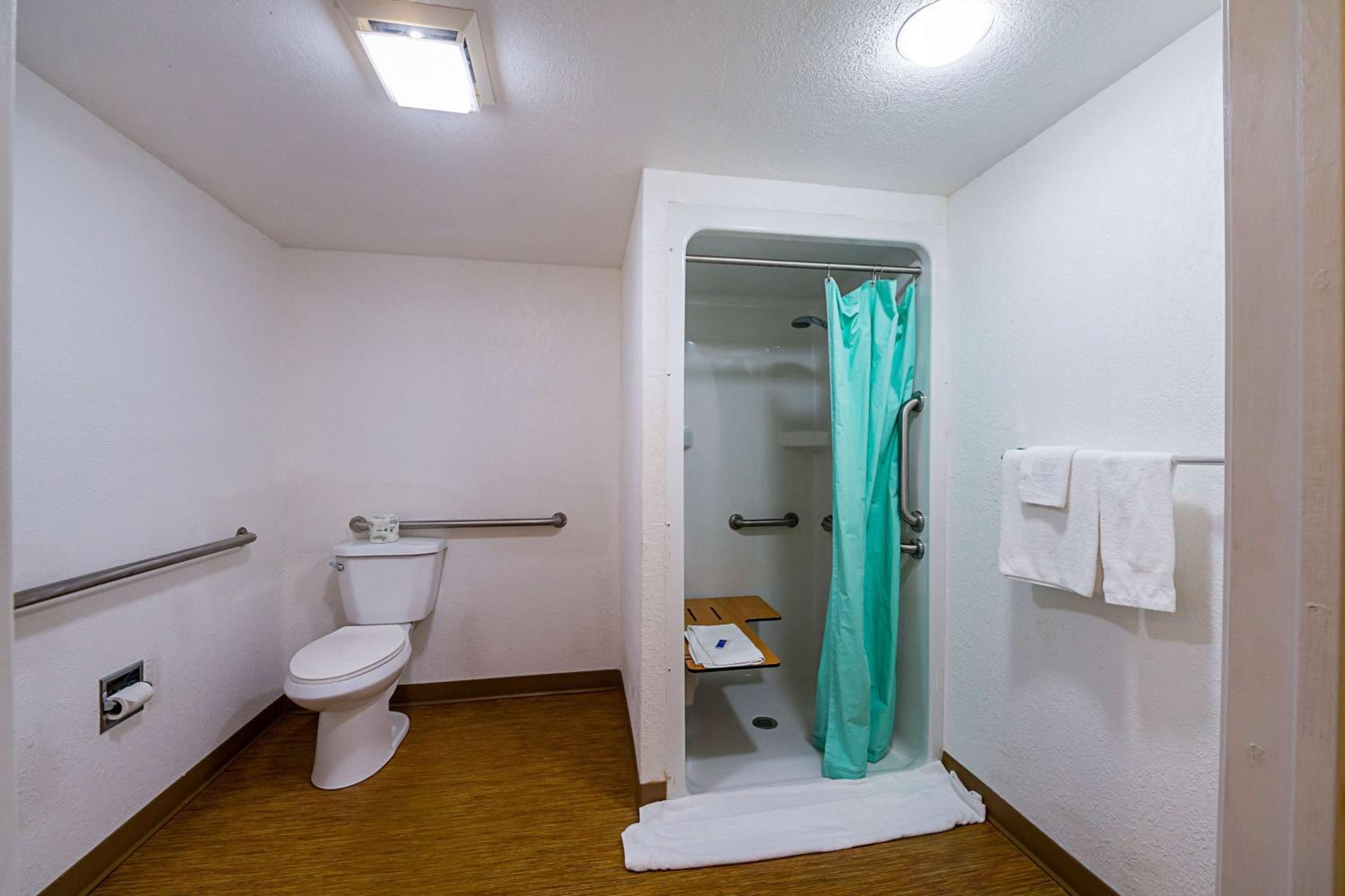 King Room - Disability Access - Non-Smoking photo 2