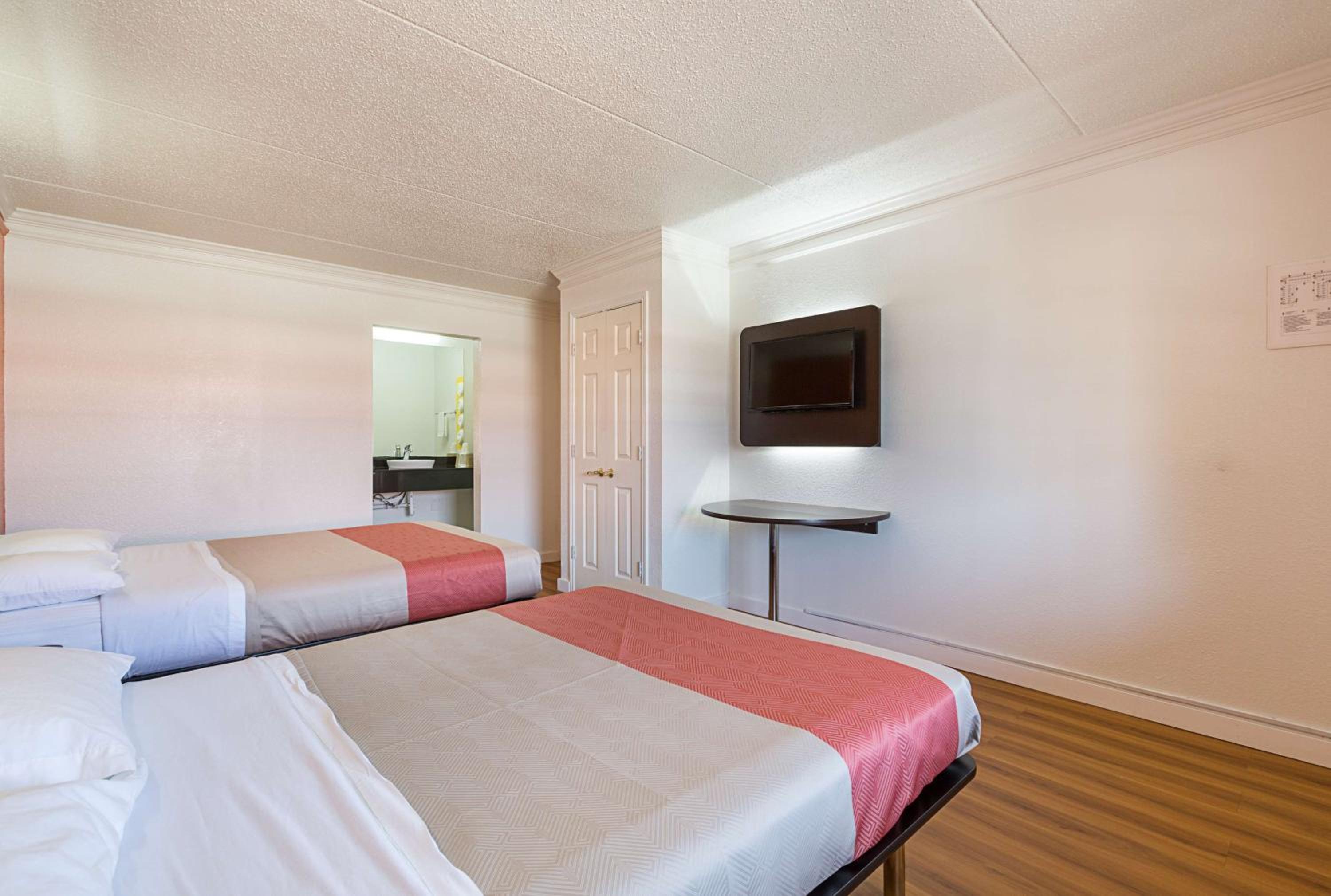 Quadruple Room - Non-Smoking - Photo 2