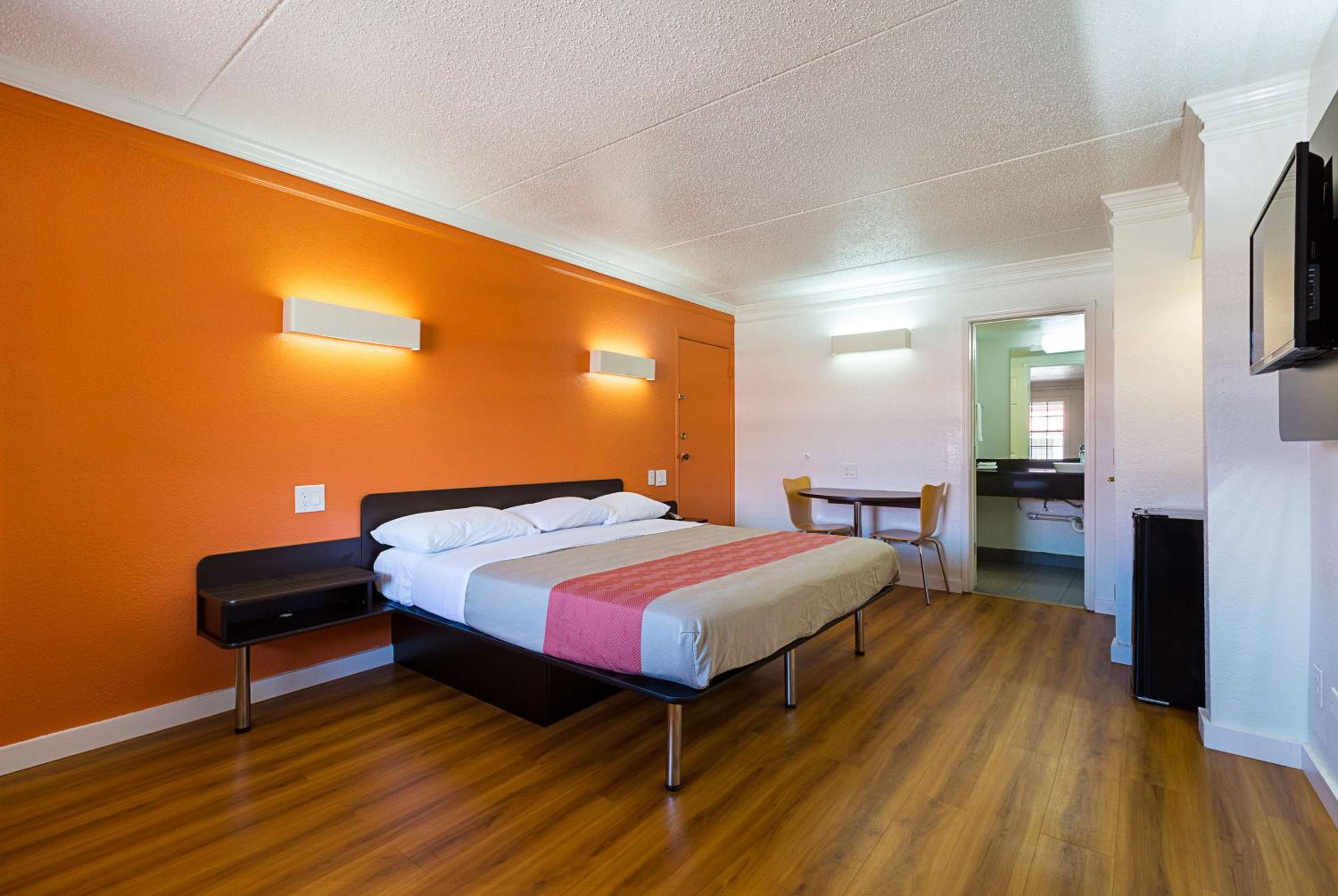 King Room - Non-Smoking - Photo 1