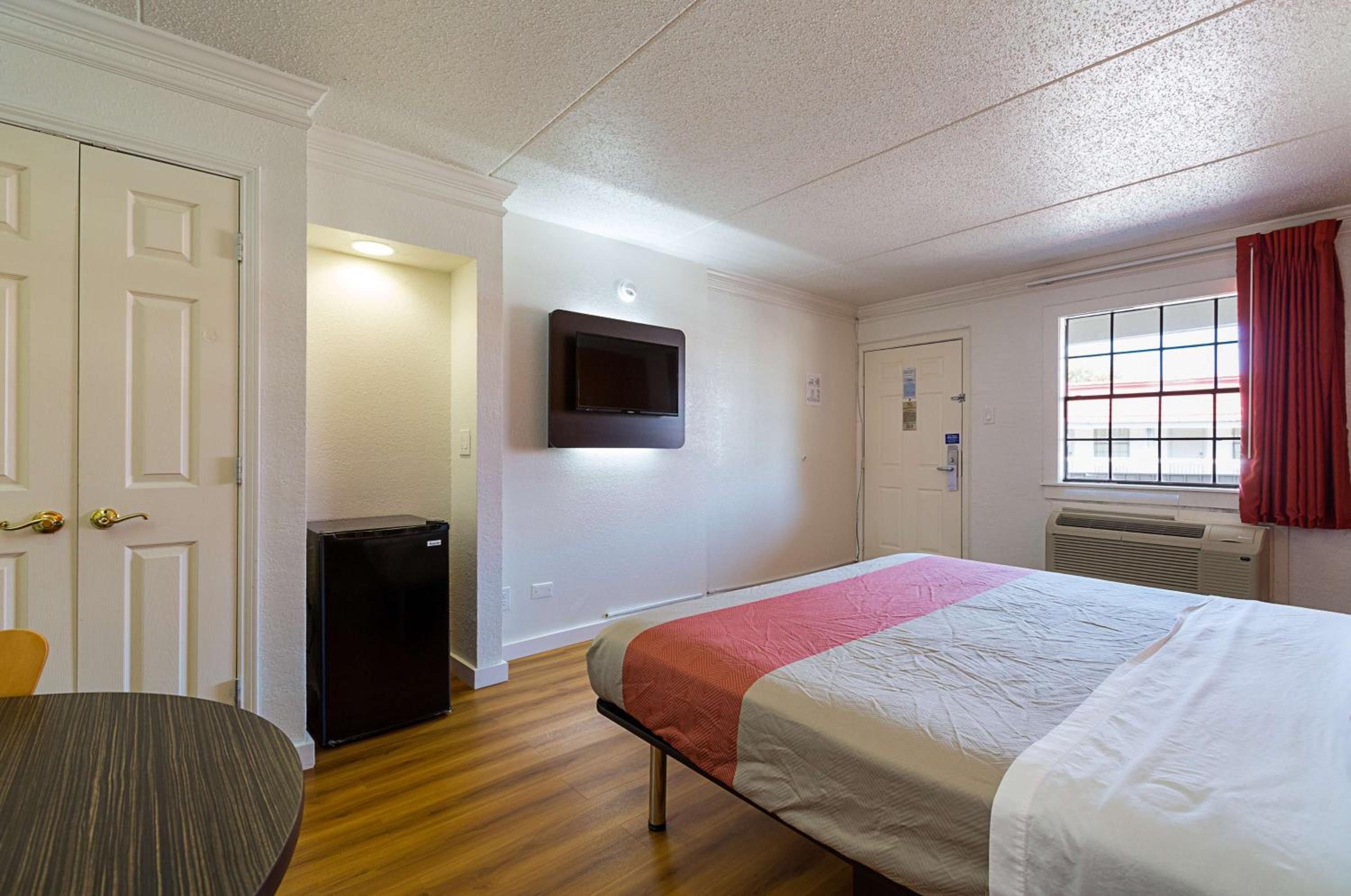 King Room - Non-Smoking - Photo 2