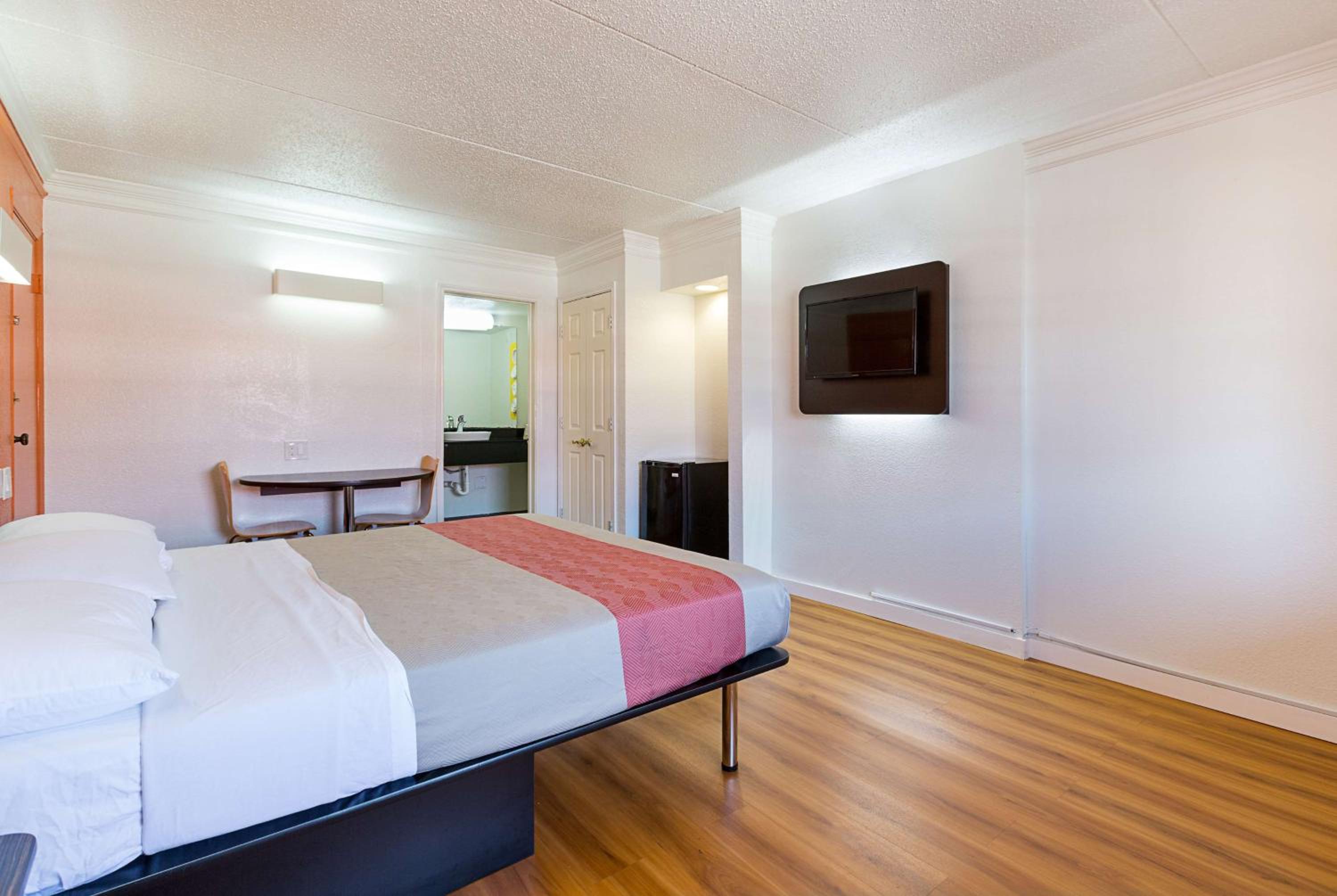 King Room - Non-Smoking - Photo 7